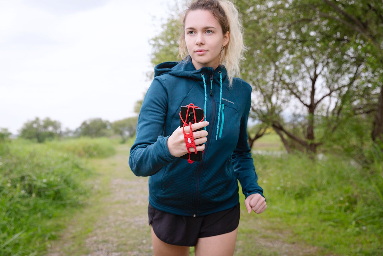 Correr con el móvil en la mano, la tendencia de los nuevos corredores que provoca lesiones