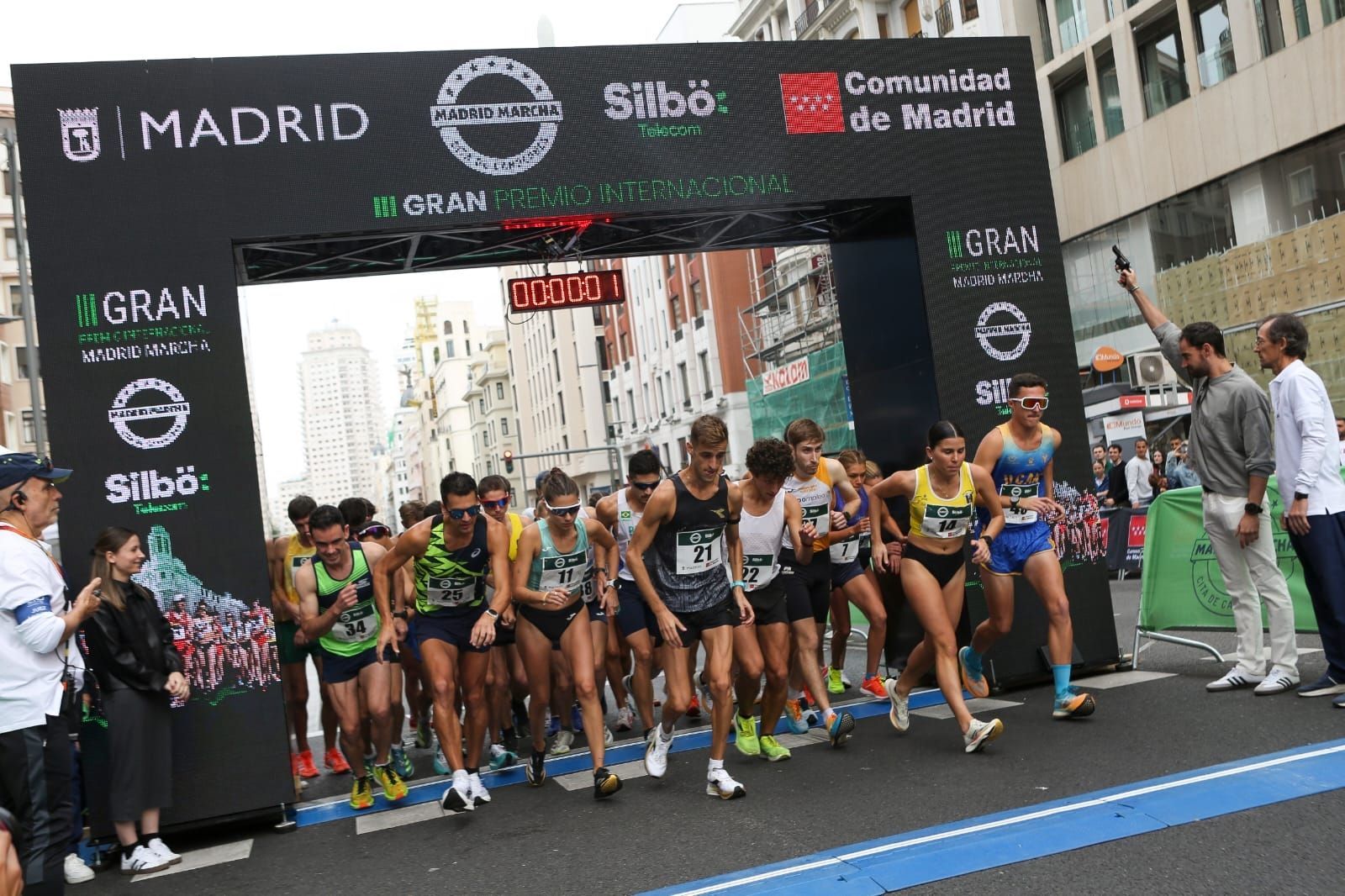 Un momento de la salida de los marchadores en plena Gran Vía madrileña