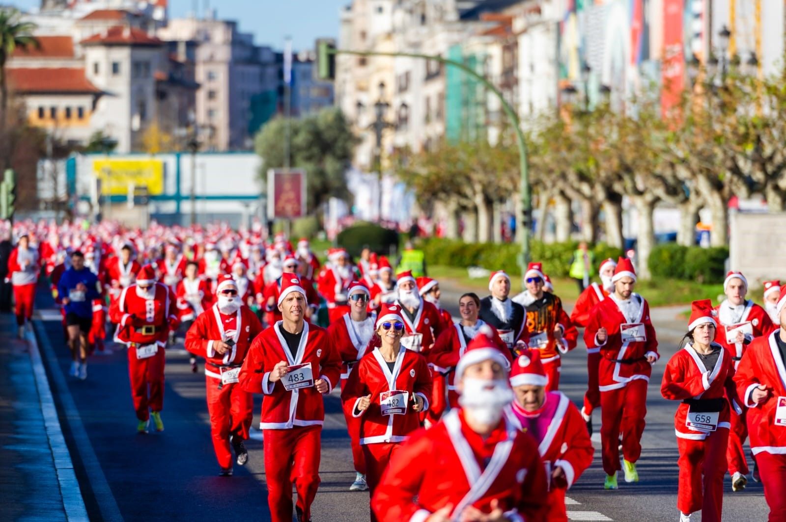 Una imagen espectacular de la primera edición de la Carrera Papá Noe by TotalEnergies en Santander