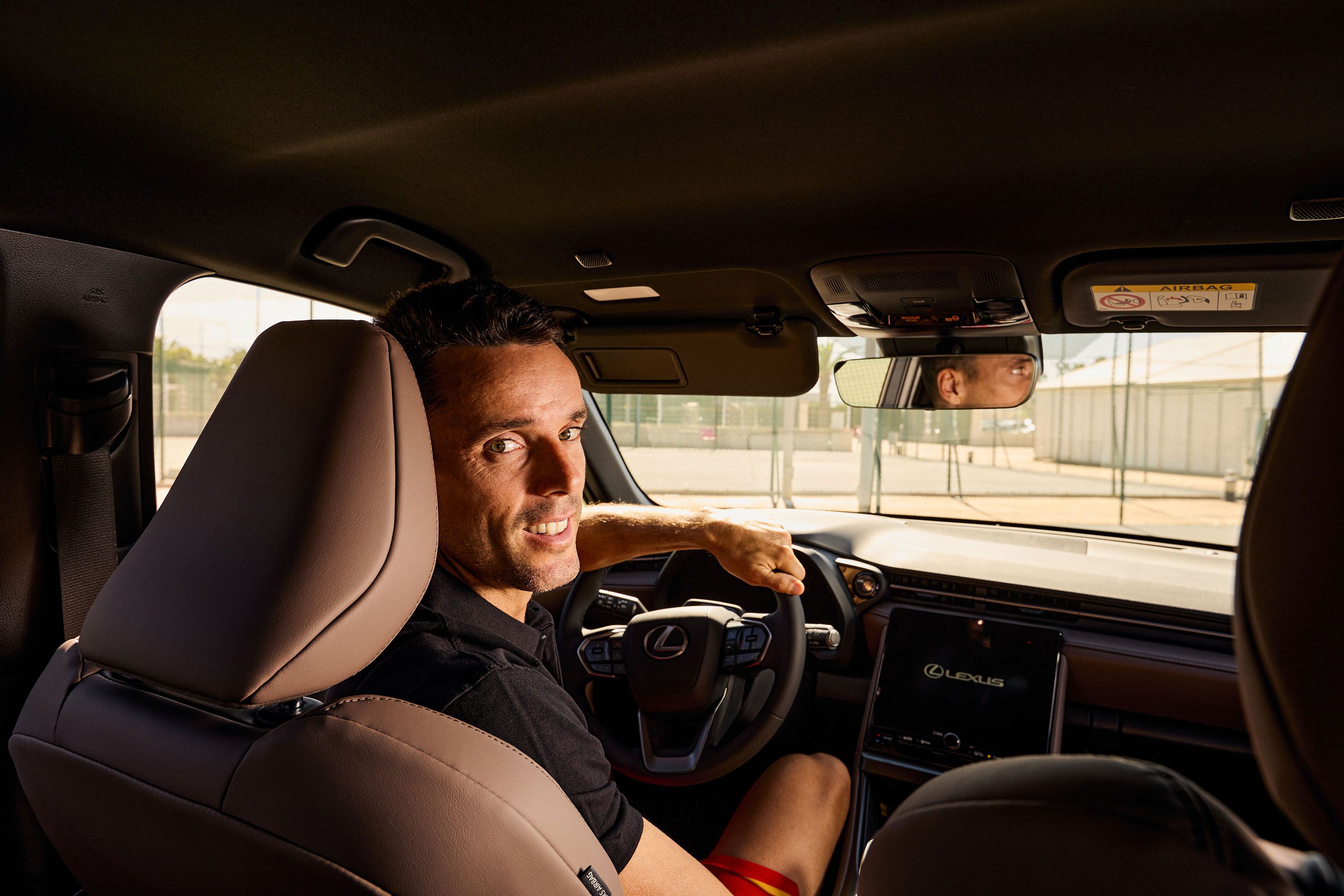 Roberto Bautista al volante del Lexus LBX