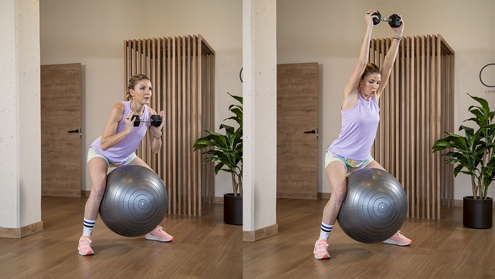 Press de hombro con fitball entre las piernas