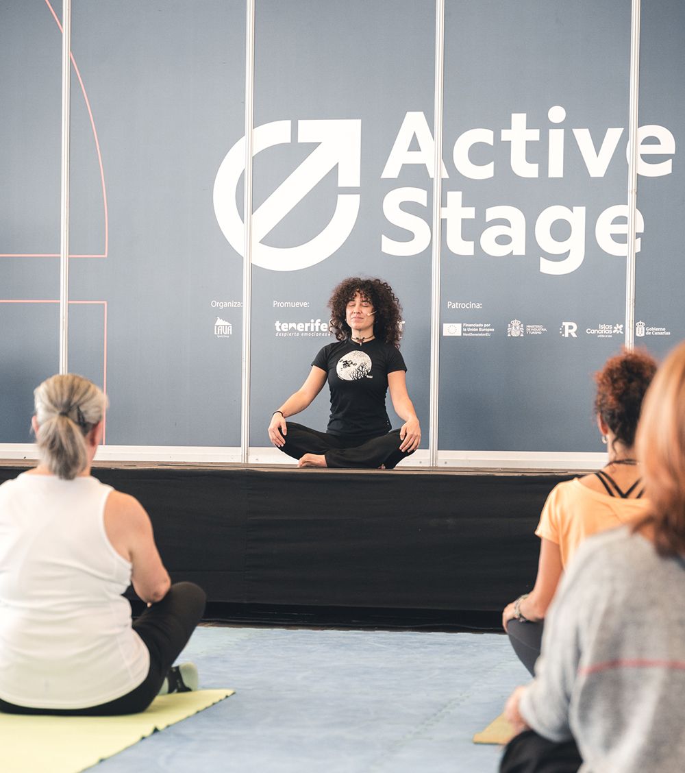 Active Stage, escenario multidisciplinar. Aquí en la exhibición de la clase de yoga de AMA Centro Yoga Tenerife