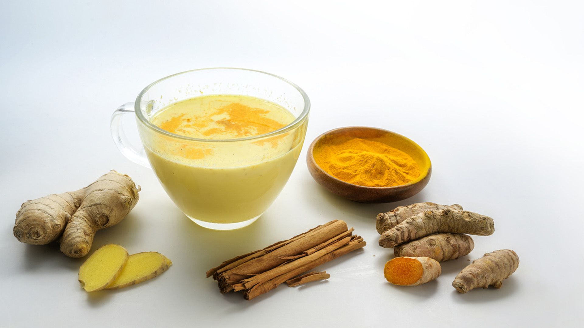 Receta de leche dorada con jengibre, cúrcuma y pimienta negra para aumentar tus defensas