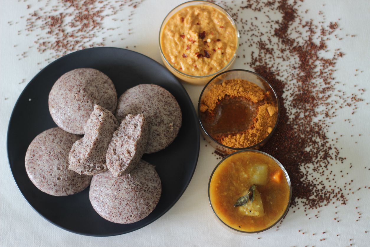 Receta de desayuno indio de Ragi Idli con chutney de coco y sambar