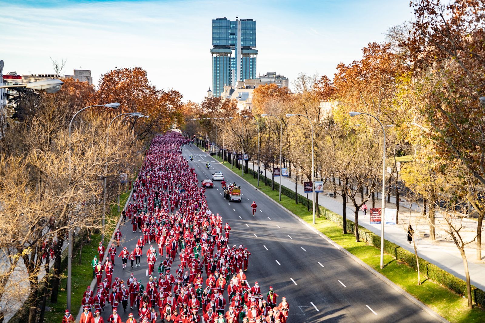 Impresionante la imagen de la Castellana en la Carrera Papá Noel El Corte Inglés de Madrid 2025