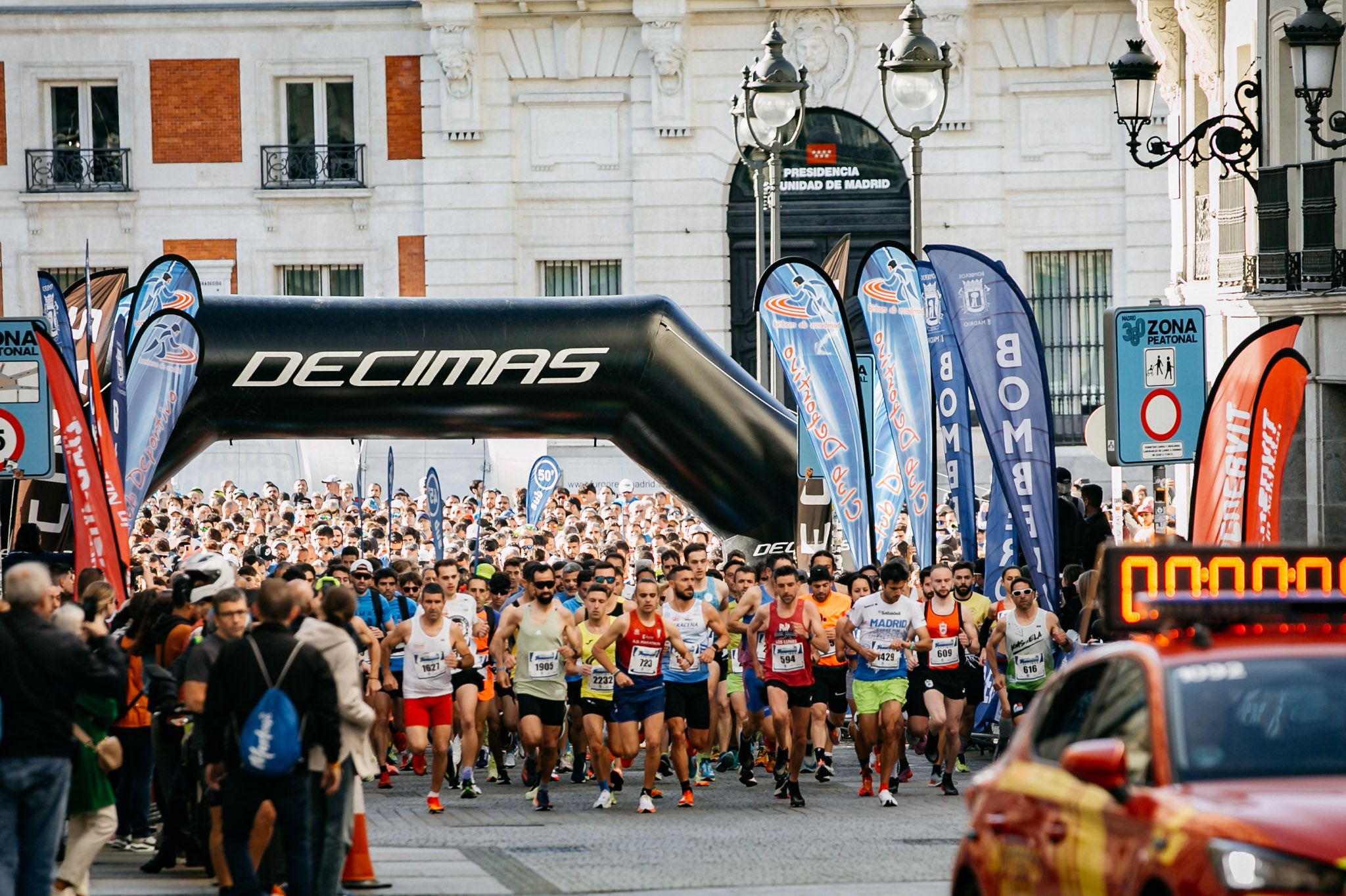 La salida de la Carrera Bomberos de Madrid DECIMAS en la Puerta del Sol