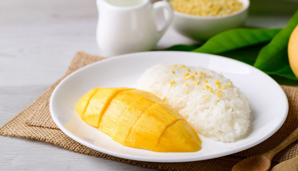 Arroz con leche de coco y pandán con mango Khao Niew Moon Bai Toey