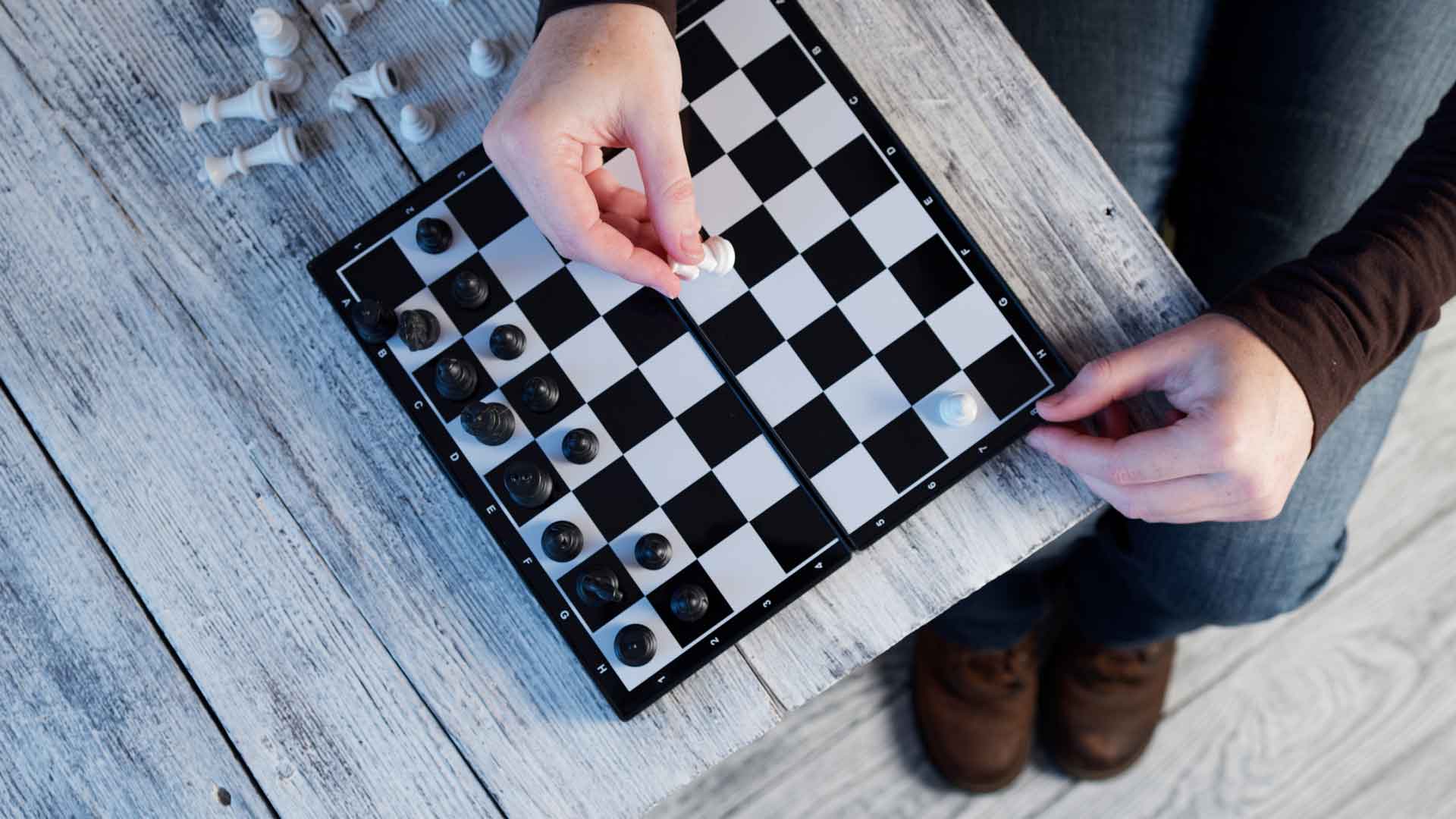 'Jaque Mate' al campeón mundial de ajedrez por vestir pantalones vaqueros (Foto: iStock)
