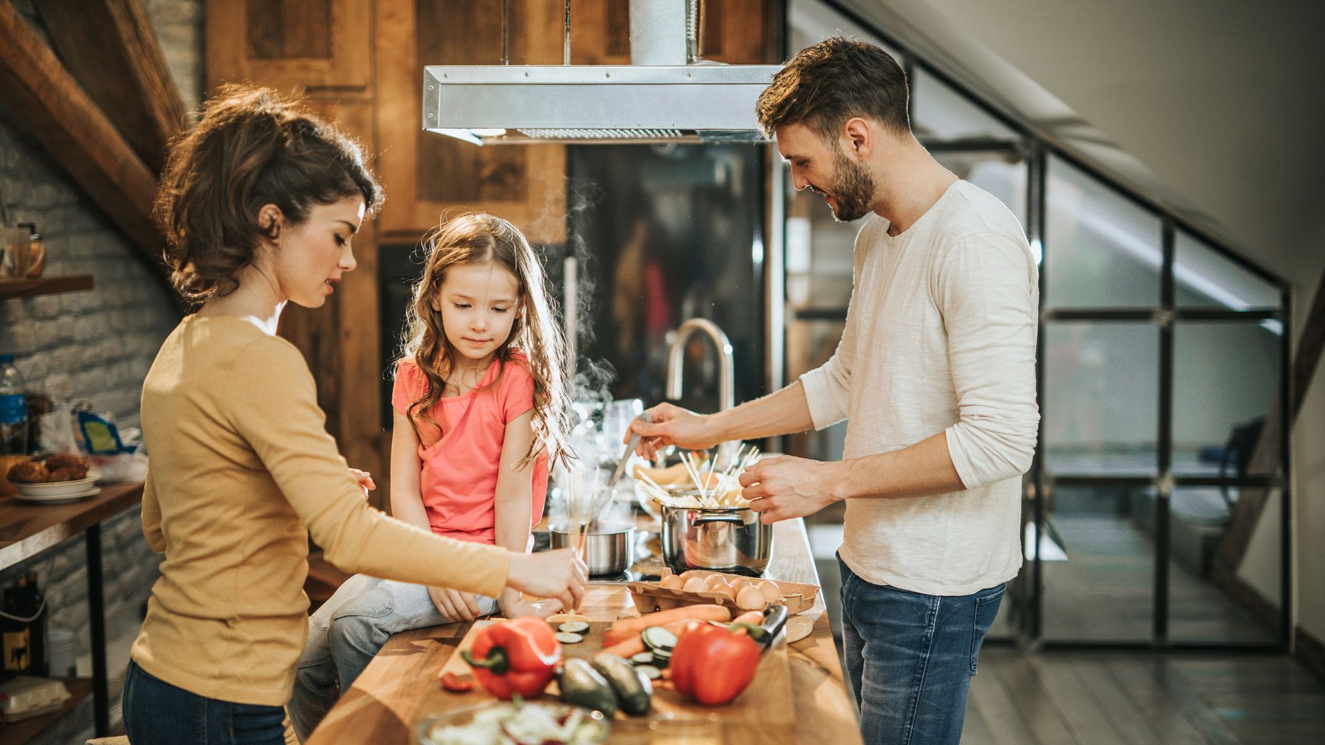 Los beneficios de cenar temprano para la salud