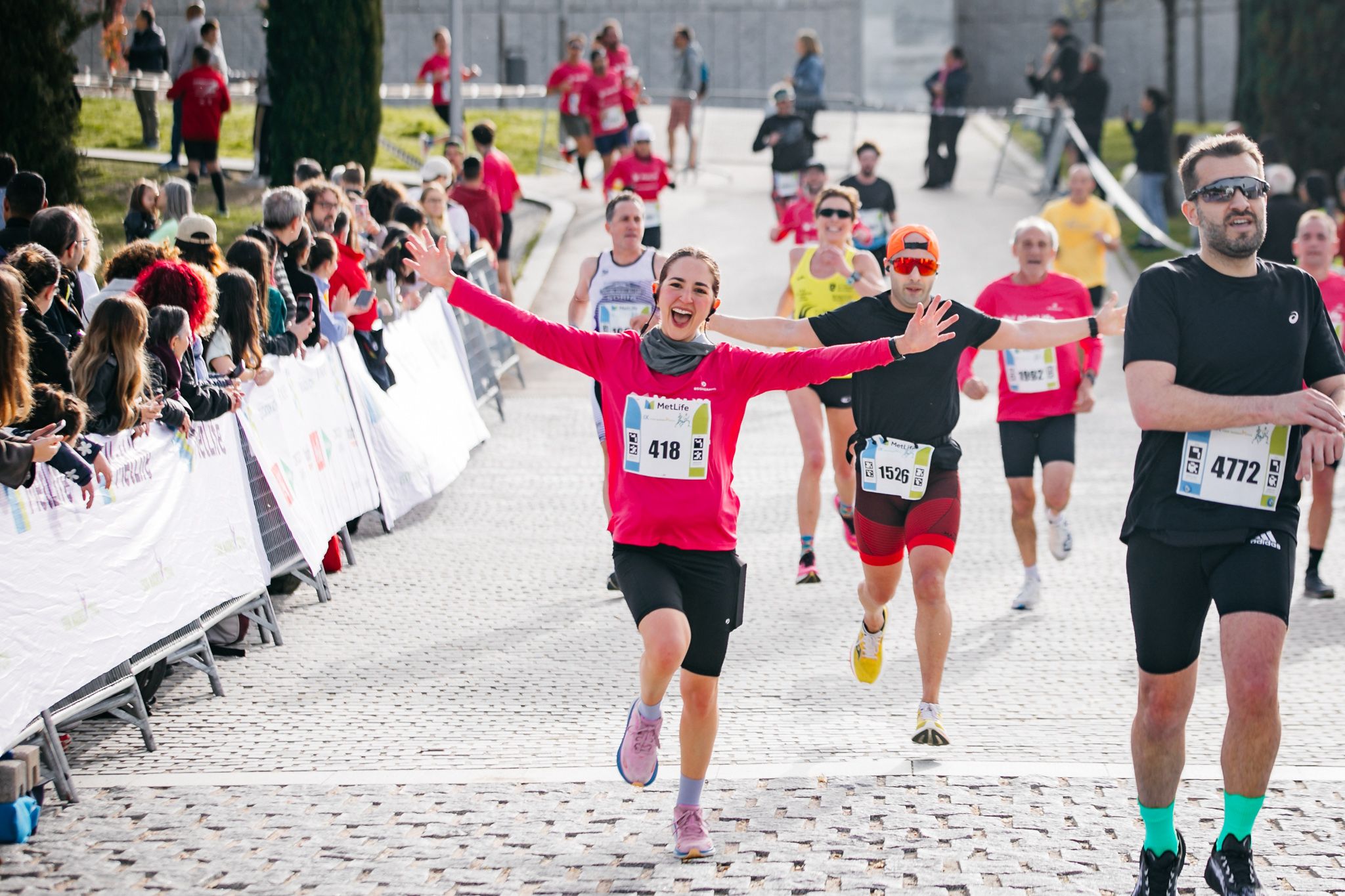 Corredores en la línea de llegada de la Metlife 15K Madrid Activo