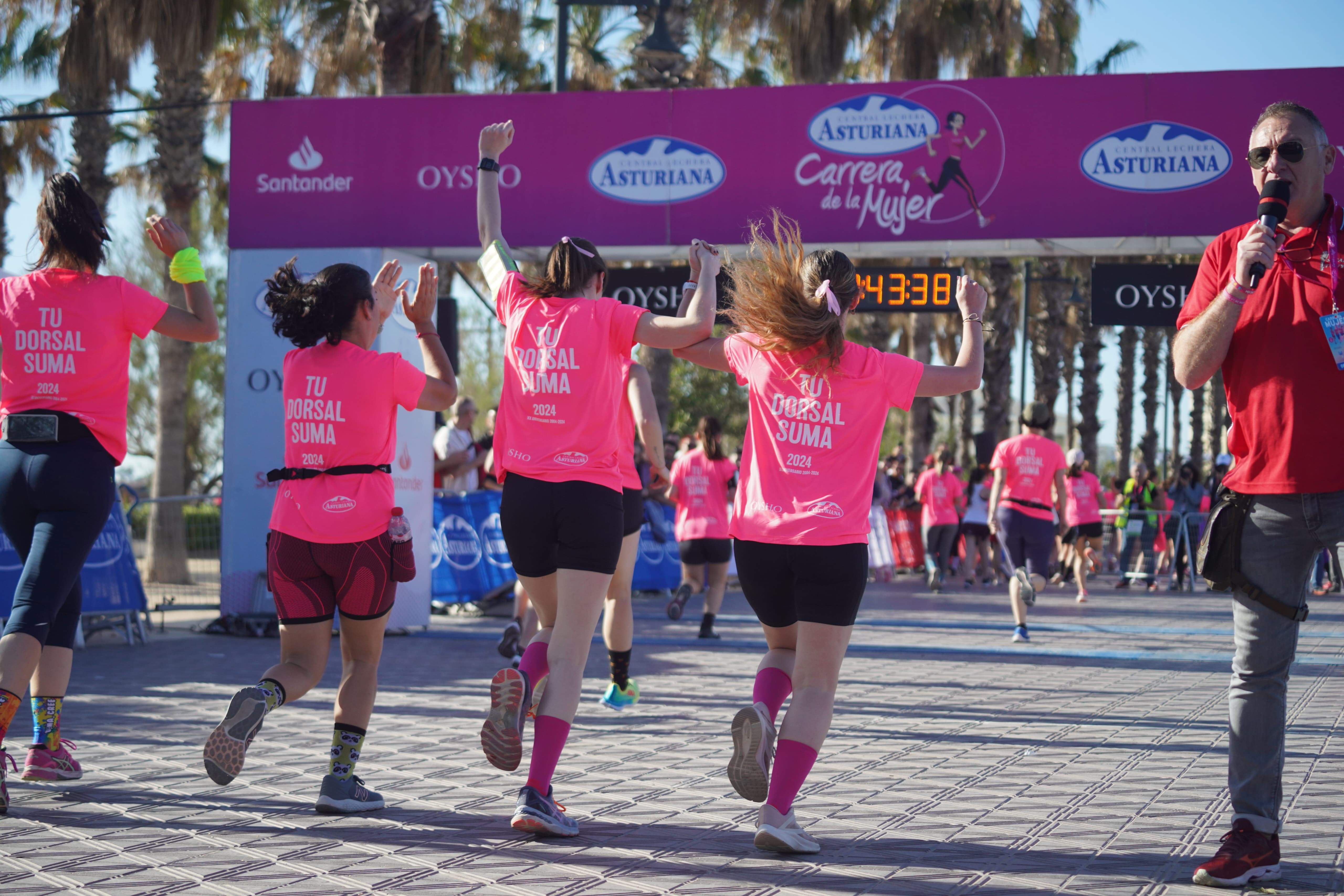 Imagen de la línea de meta en el paseo marítimo de la Carrera de la Mujer de Valencia