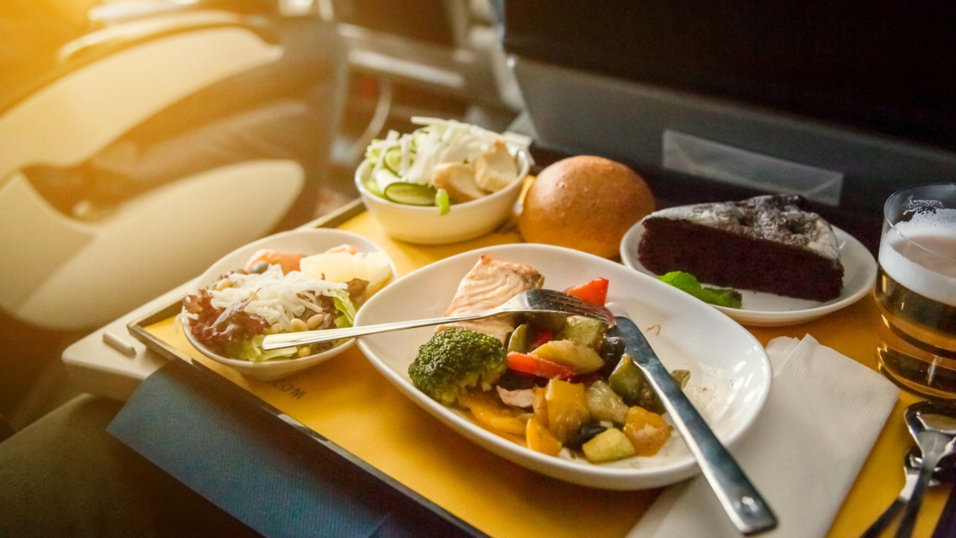 ¿Es verdad que es mejor escoger comida vegetariana en los aviones?