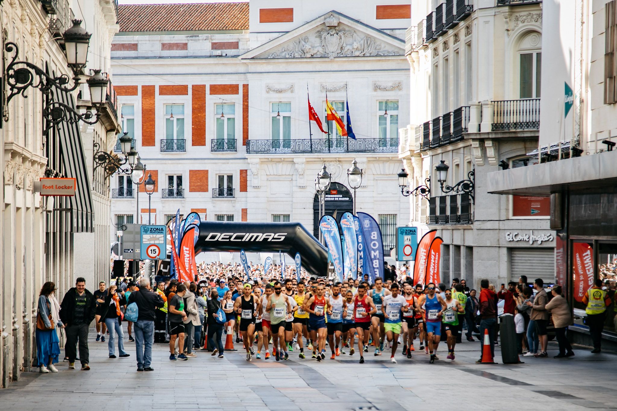 La salida de la Carrera Bomberos de Madrid en la Puerta del Sol