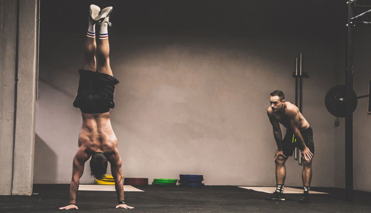 écoliers faisant de la gymnastique Banque de photographies et d’images