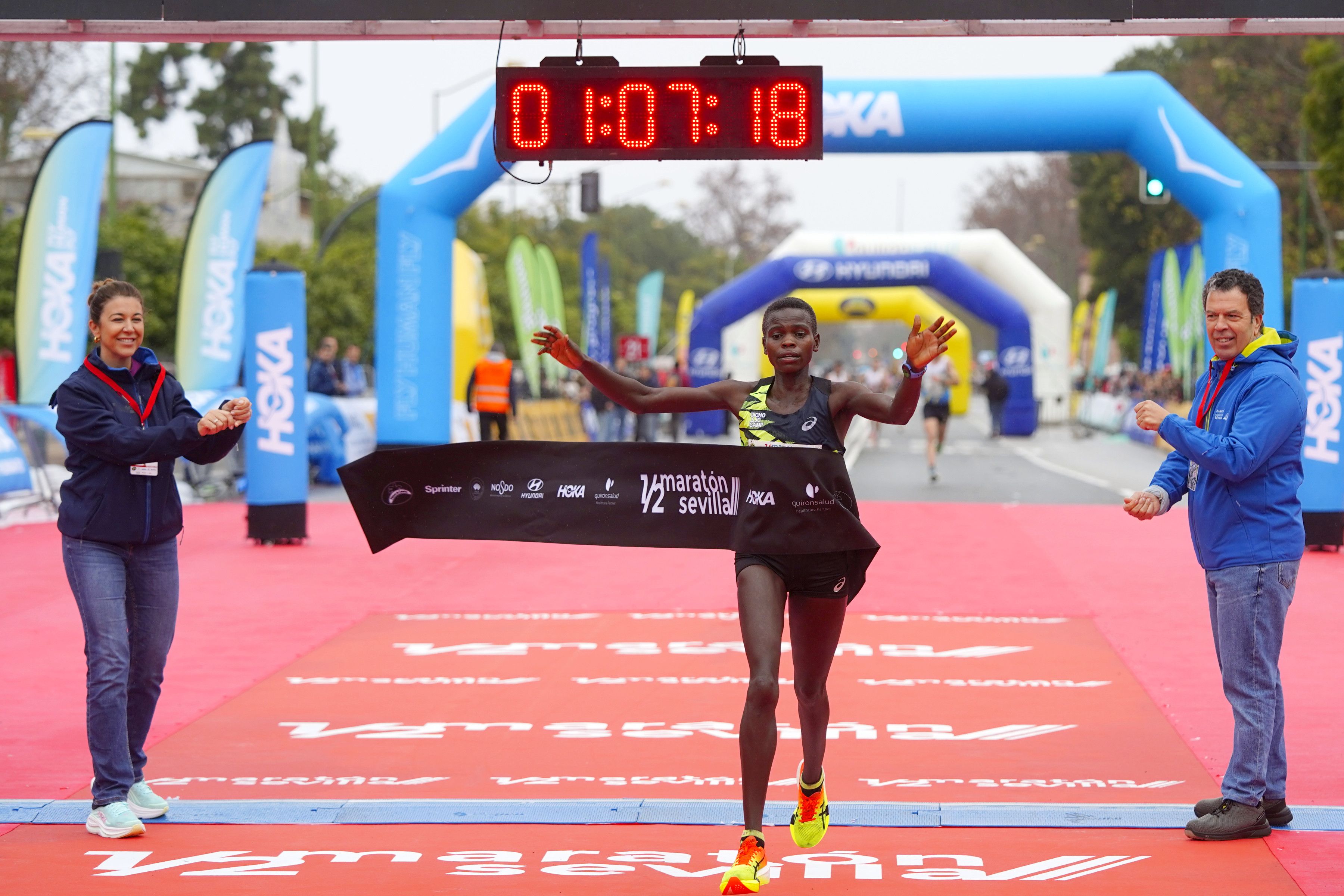 Récord femenino de la prueba para la ugandesa Rebecca Chelangat con 1h 07: 18.