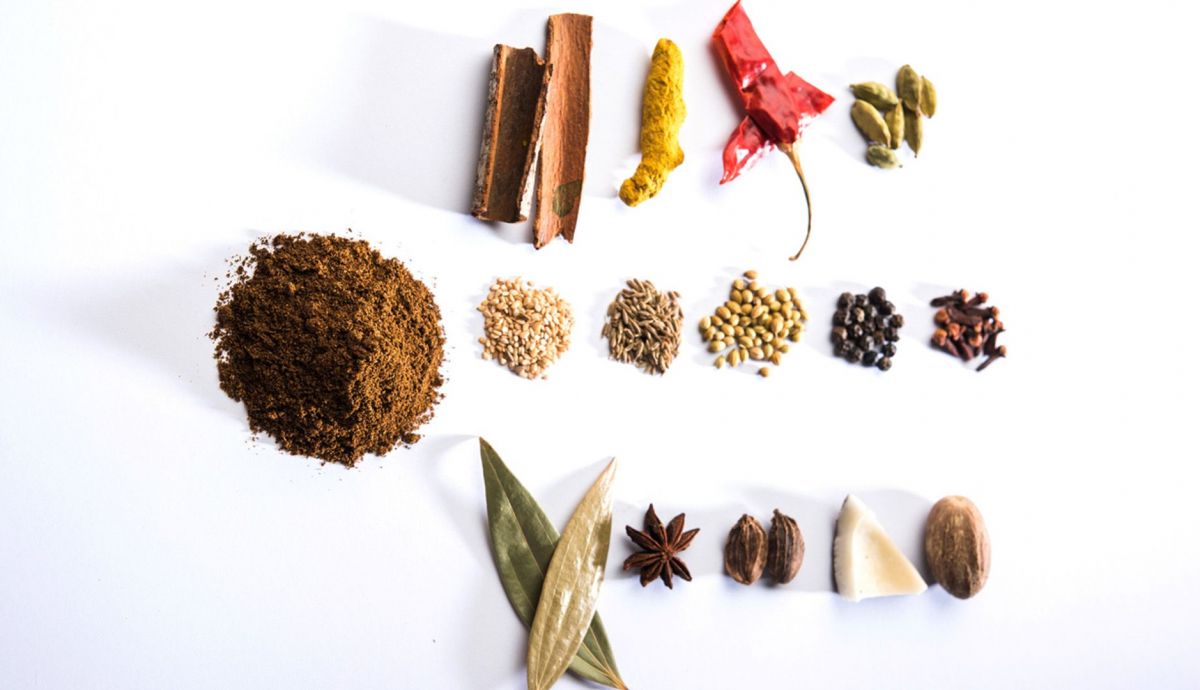 Ingredientes con especias de una garam masala. Receta india. Ingredientes con especias de una garam masala. Receta india.