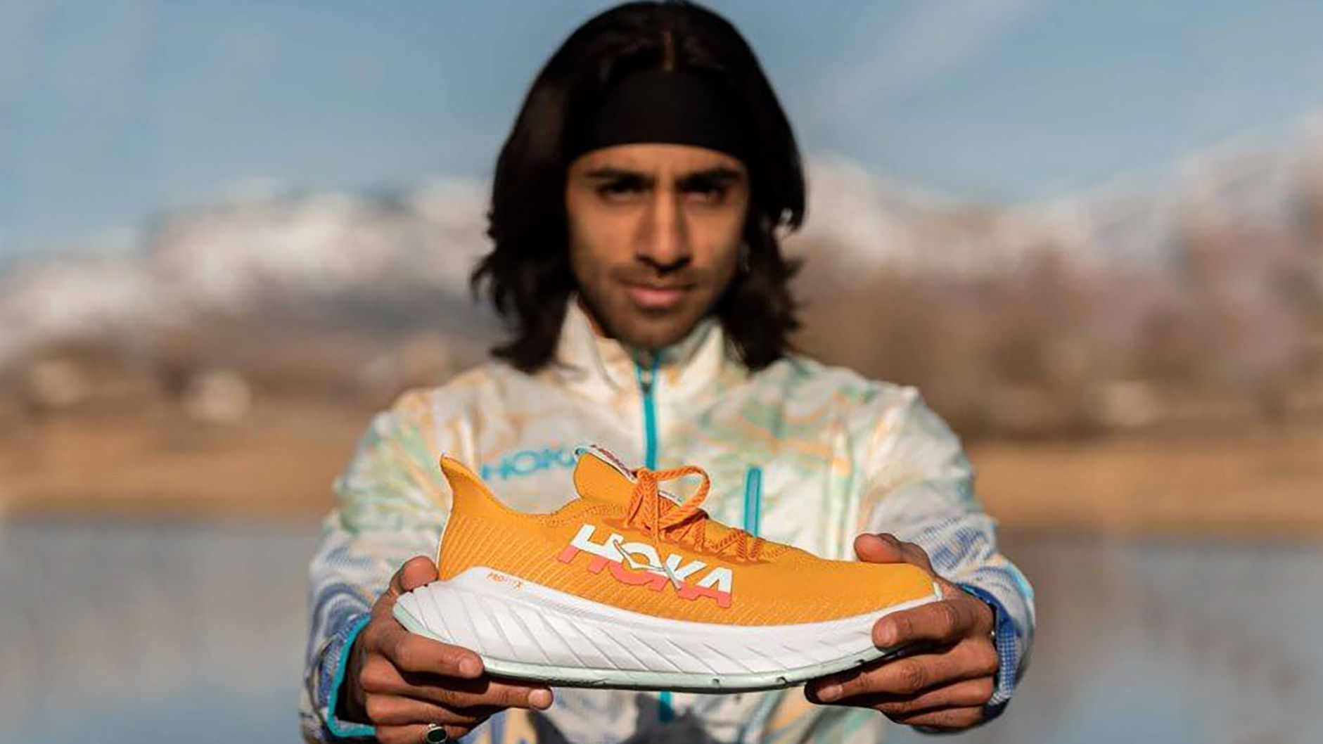 Rajpaul Pannu mostrando sus 'zapatillas ilegales'. 