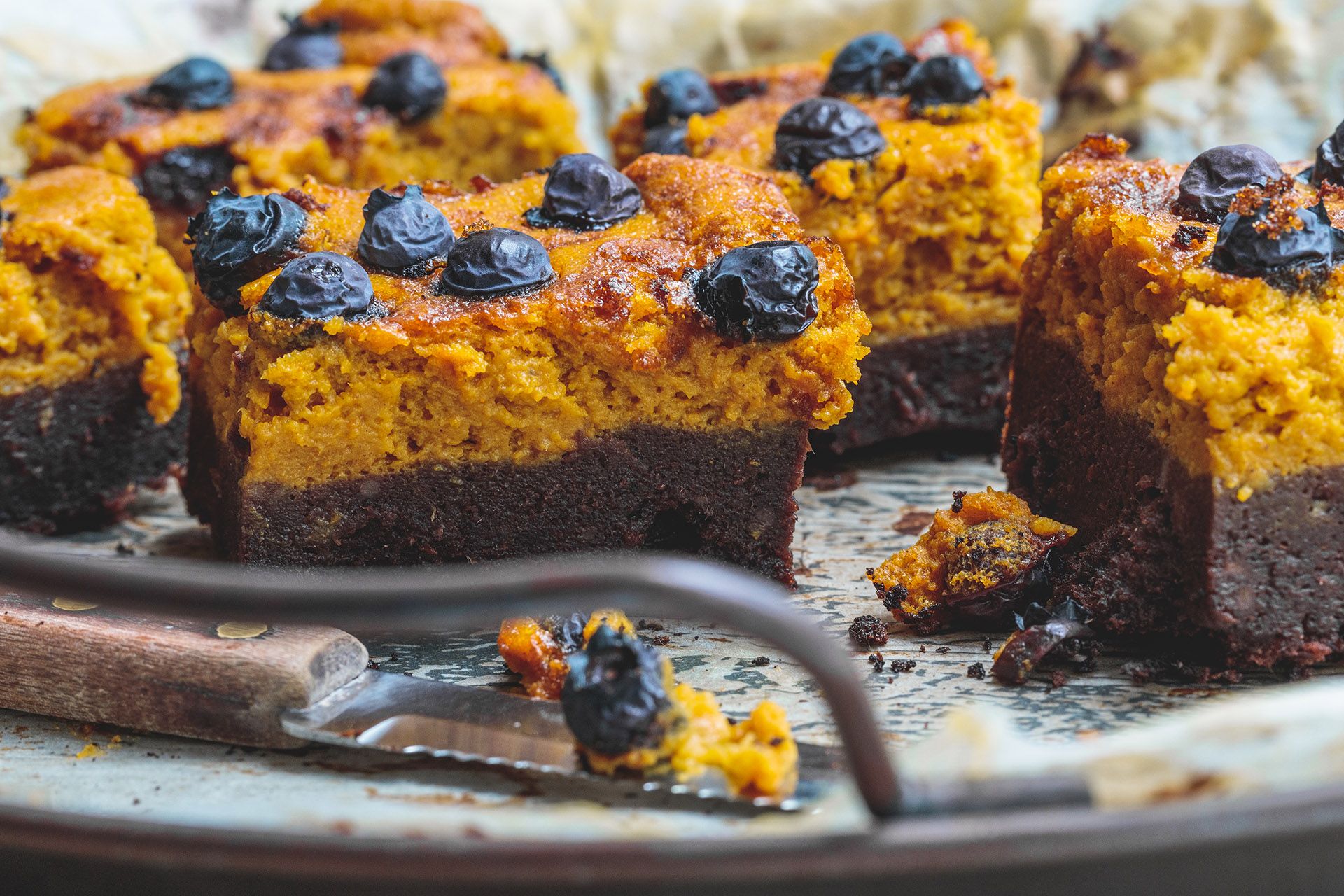 Receta de Pastel de Boniatos y Chocolate con Arándanos