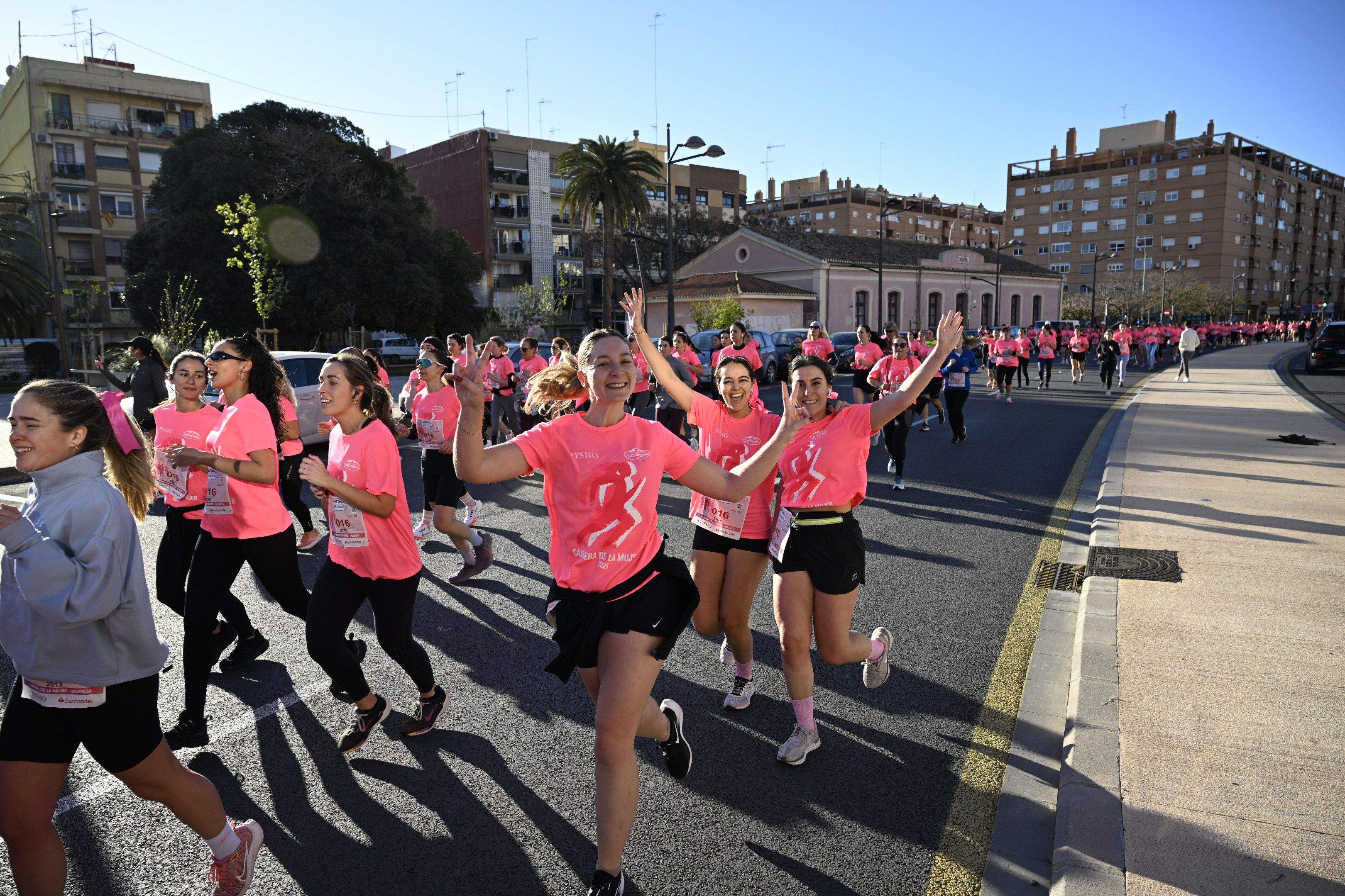 10000 personas han participado en la Carrera de la Mujer de Valencia más solidaria