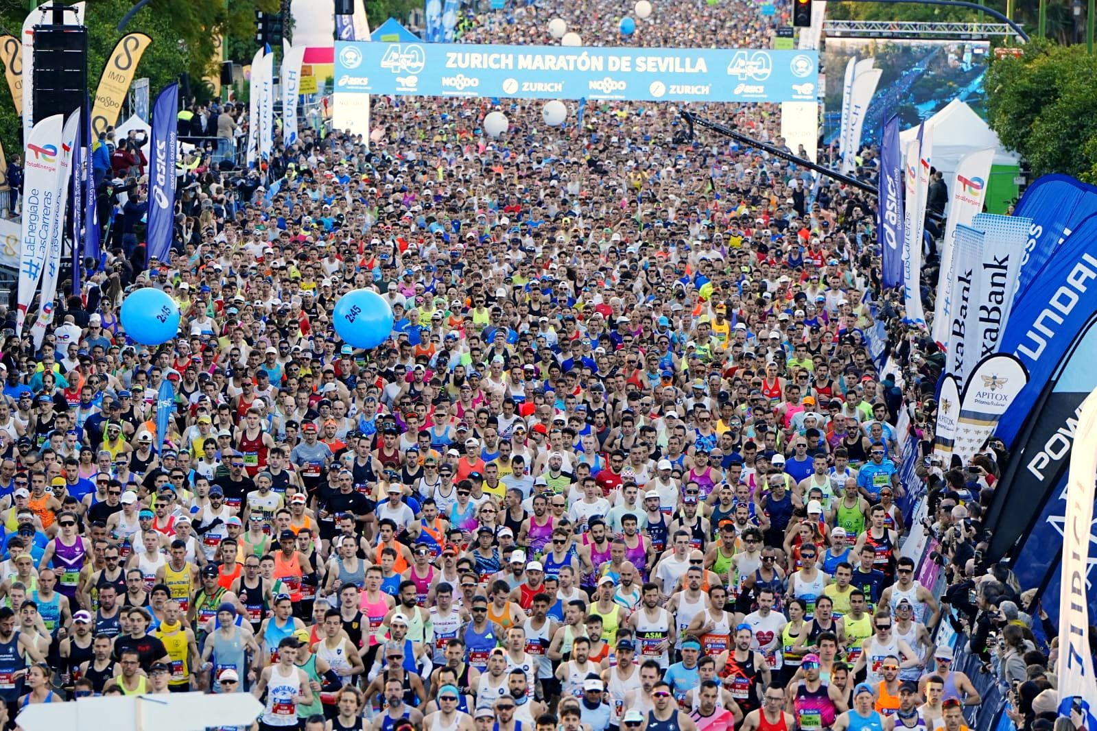 Una imagen de la salida del Maratón de Sevilla 2025