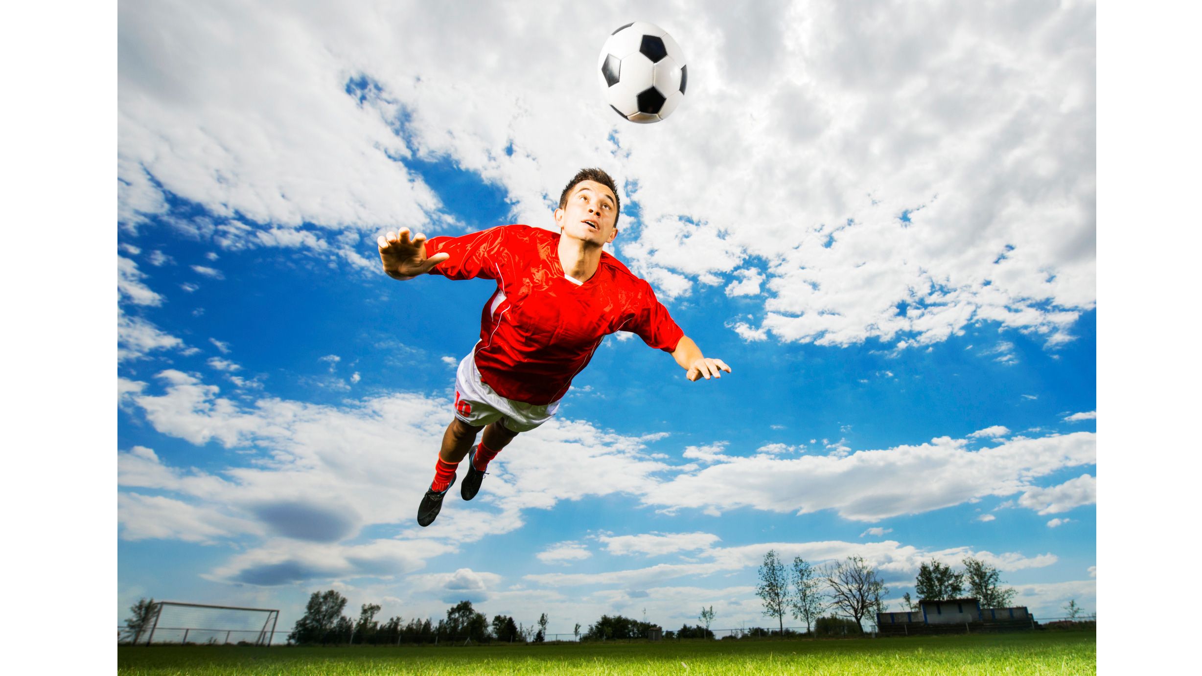 Rematar de cabeza tiene sus peligros (Foto: iStock)