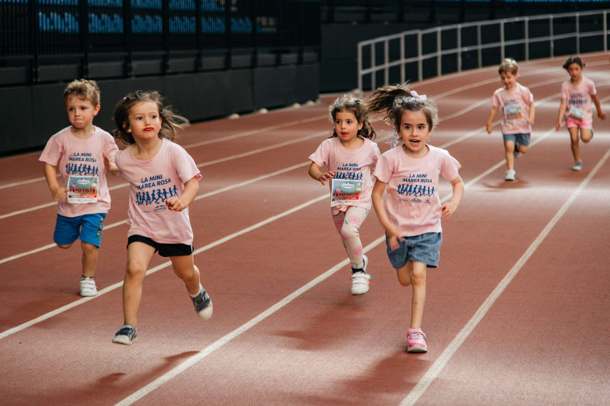 La divertida mini-marea rosa de la Carrera de la Mujer Central Lechera Asturiana de Madrid