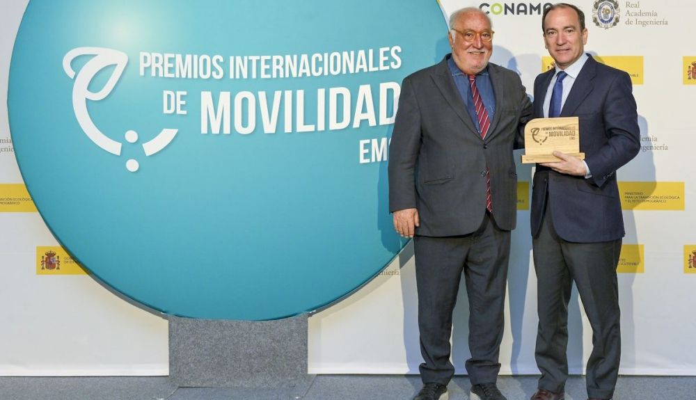 El director de la DGT, Pere Navarro, entregando uno de los Premios Internacionales de Movilidad El director de la DGT, Pere Navarro, entregando uno de los Premios Internacionales de Movilidad