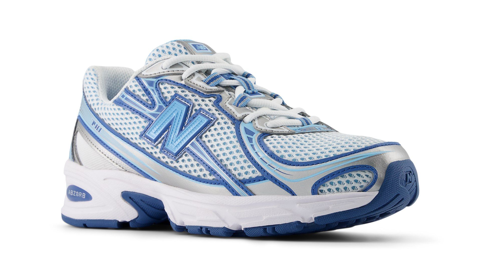 Redescubre la New Balance 740  vuelve un clásico de los 2000 para tu día a día