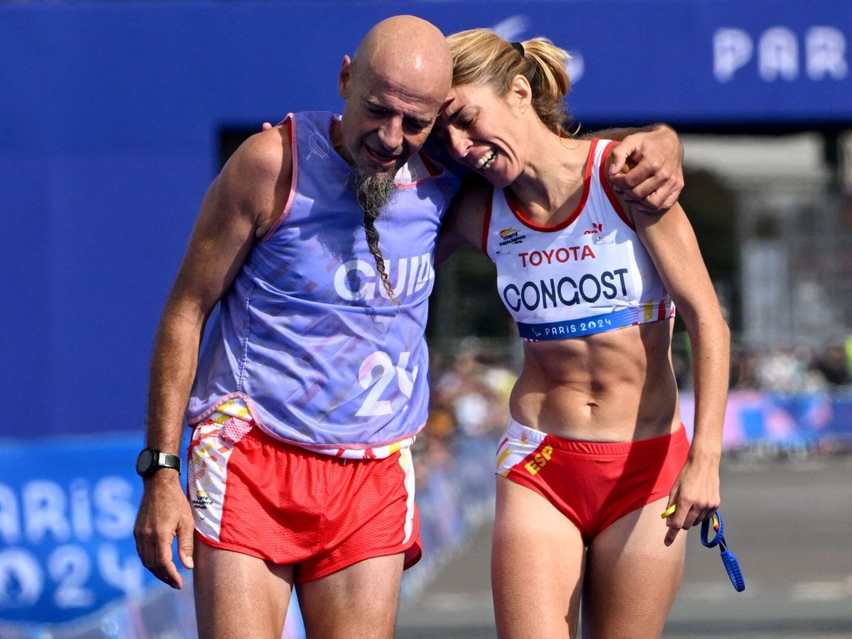 Elena Congost con su guía en la línea de meta de París 2024 poco antes de conocer su descalificación