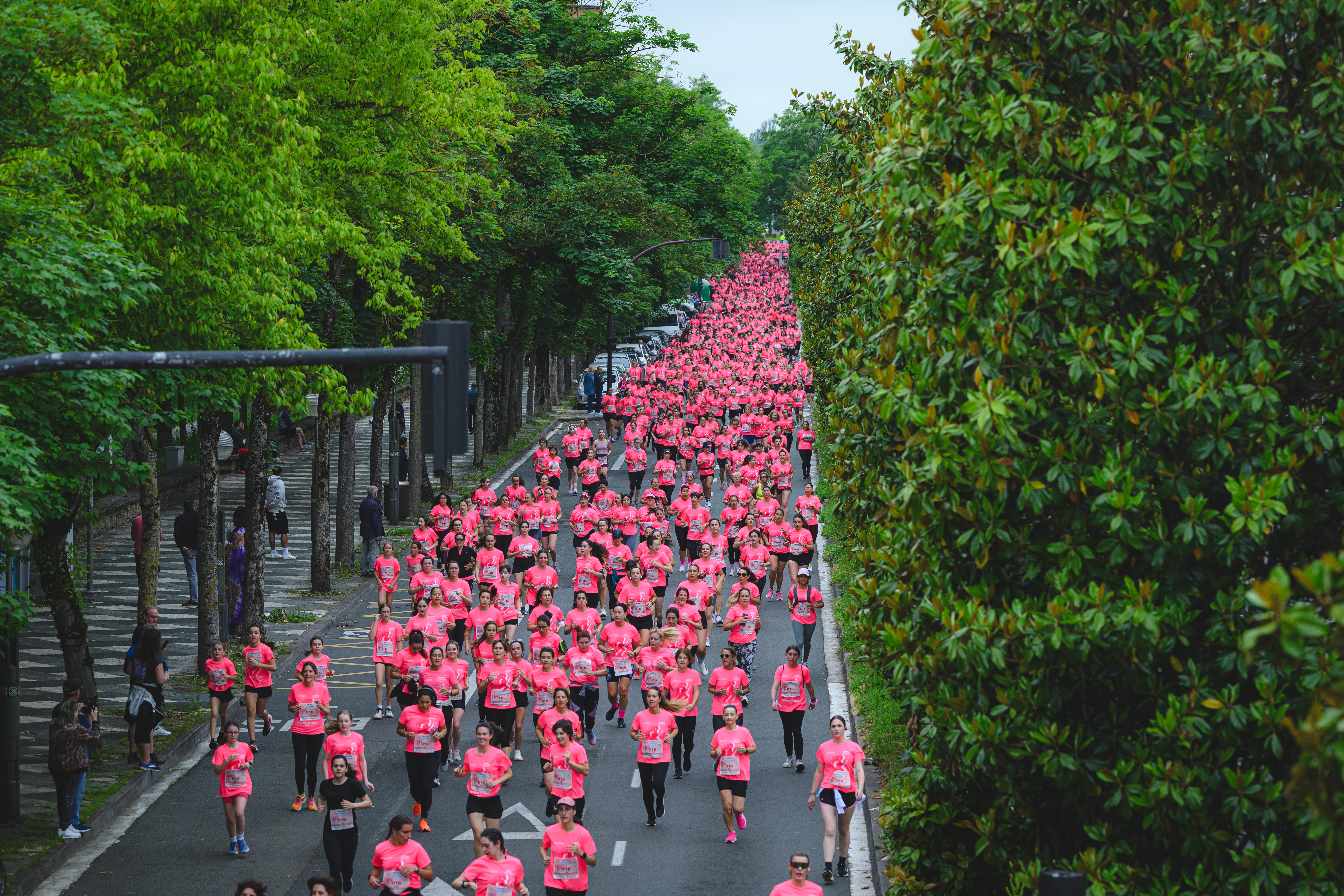 Espectacular imagen de la Carrera de la Mujer Central Lechera Asturiana de Vitoria que ha reunido a más de 3000 participantes
