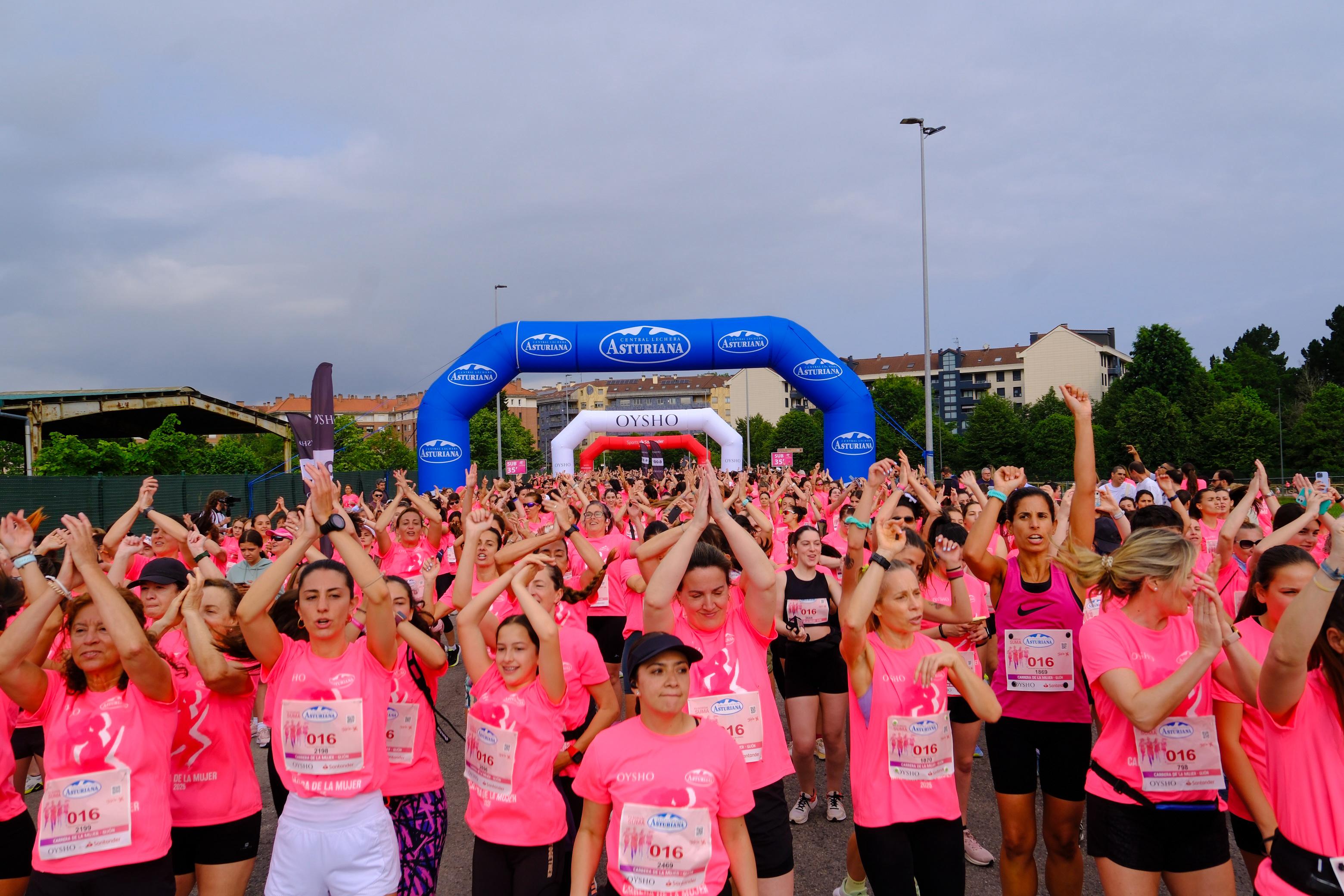 Espectacular marea rosa en las calles de Gijón con 5000 corredoras