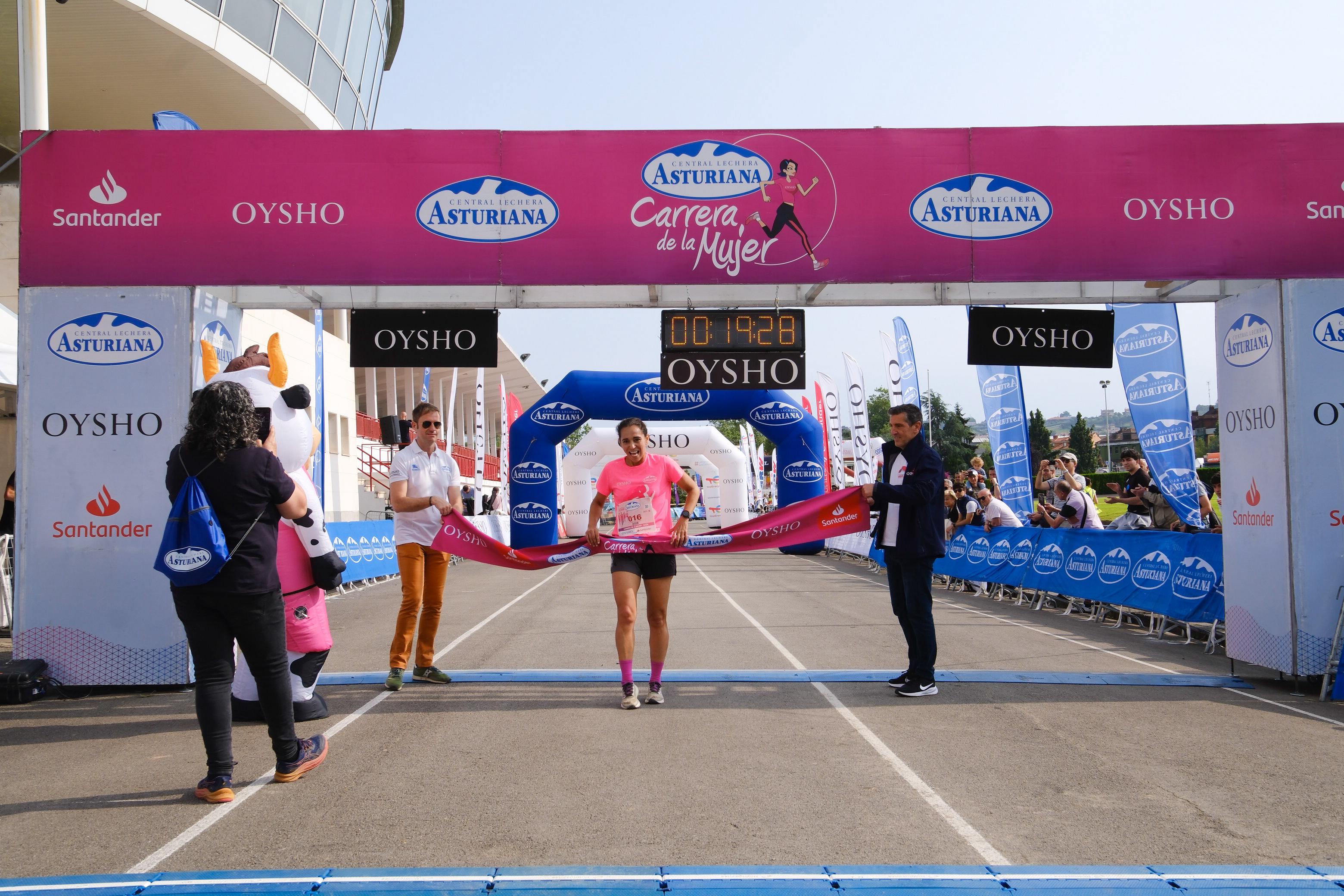 ¡Ahora puedes verte en vídeo cruzando la meta en la Carrera de la Mujer Central Lechera Asturiana de Gijón!