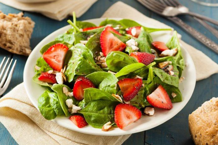 Ensalada de espinacas, fresas y feta