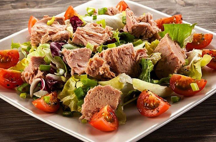Ensalada de lechuga, pepino y bonito