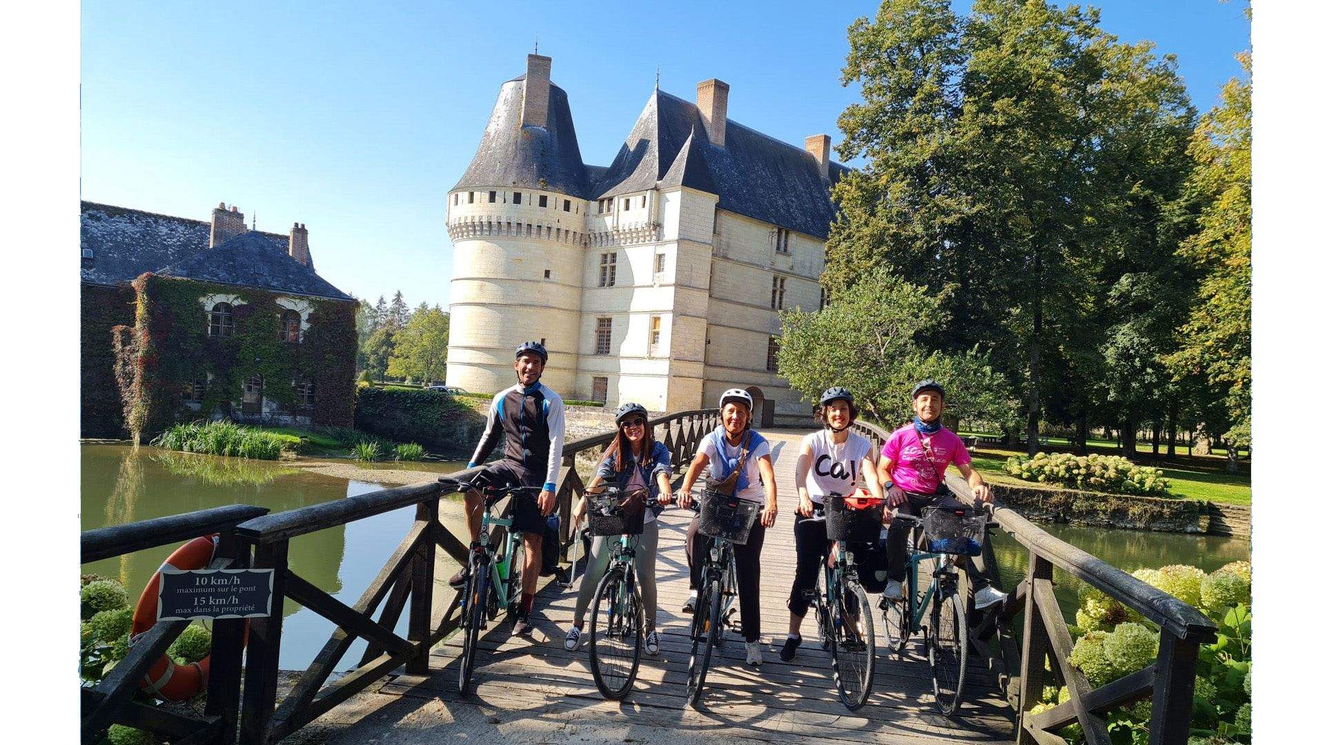 De dcha. a izda.: Iñigo, María, Valérie, Monika, y servidor en pleno disfrute de La Loire á Vélo. - El Loira, ese río que ama las bicicletas