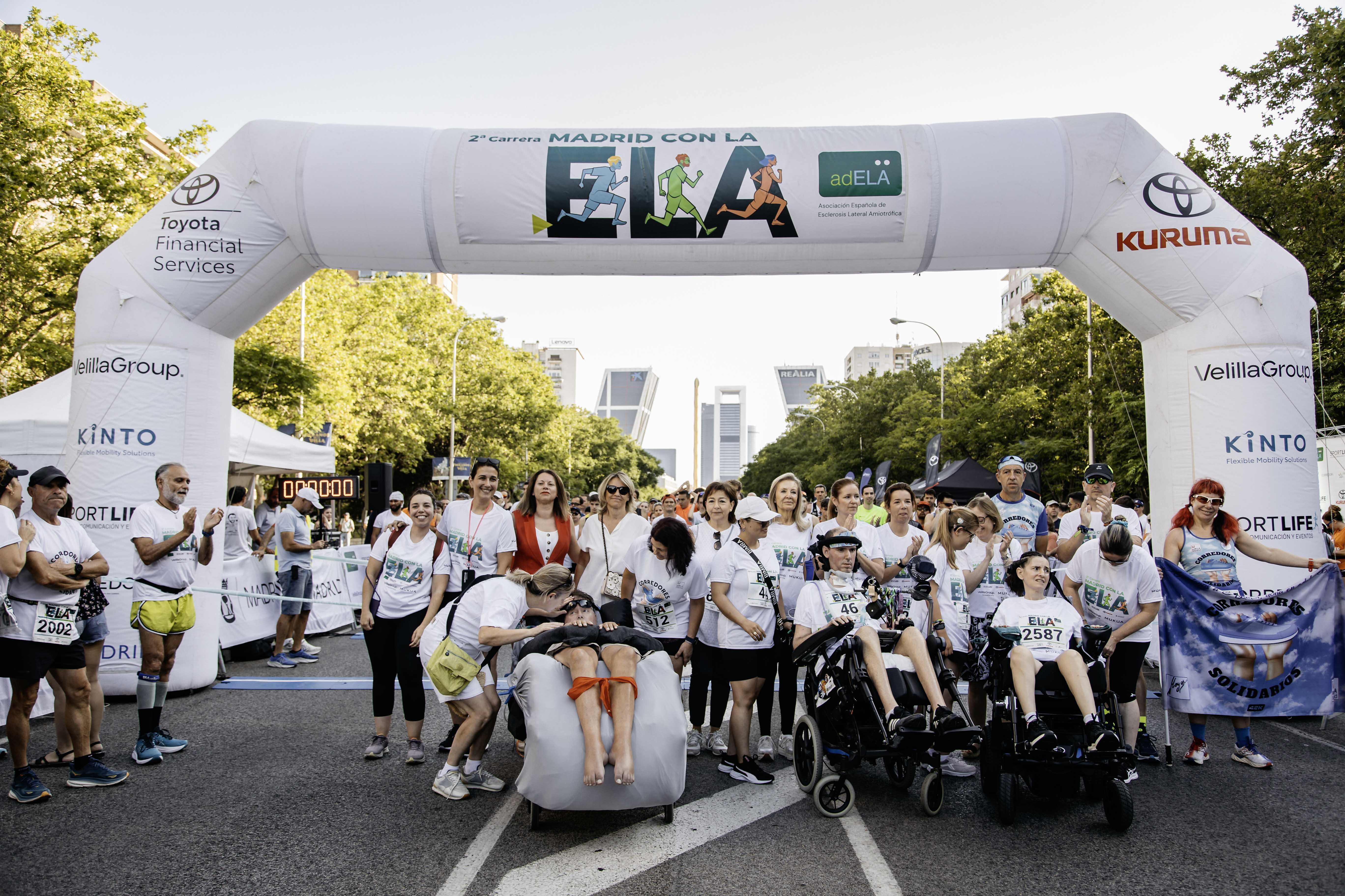 La emocionante línea de salida de la Carrera Madrid con la ELA 2025
