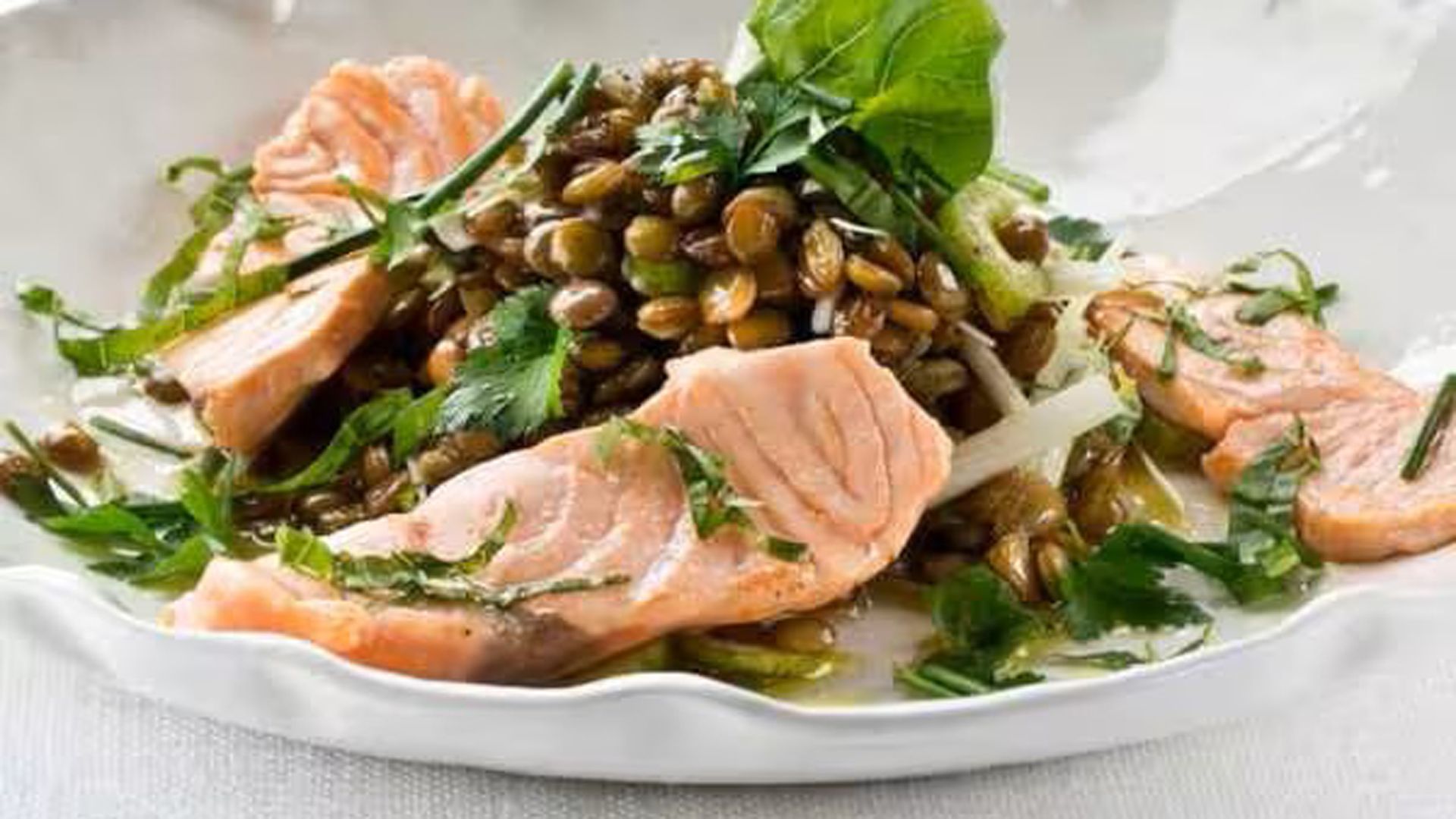 Receta de ensalada de lentejas con salmón fresco