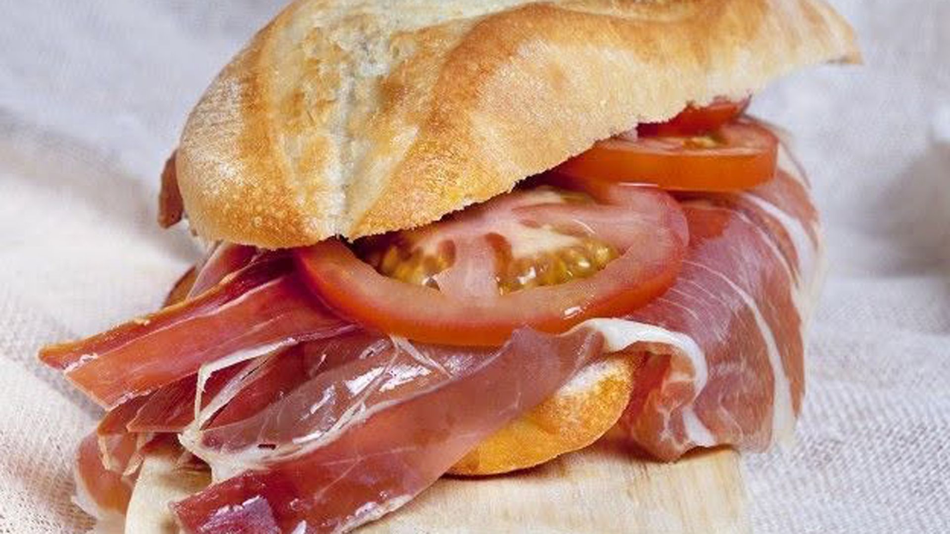 La multa de casi 6.000 € que te pueden poner en Inglaterra por un simple bocadillo de jamón