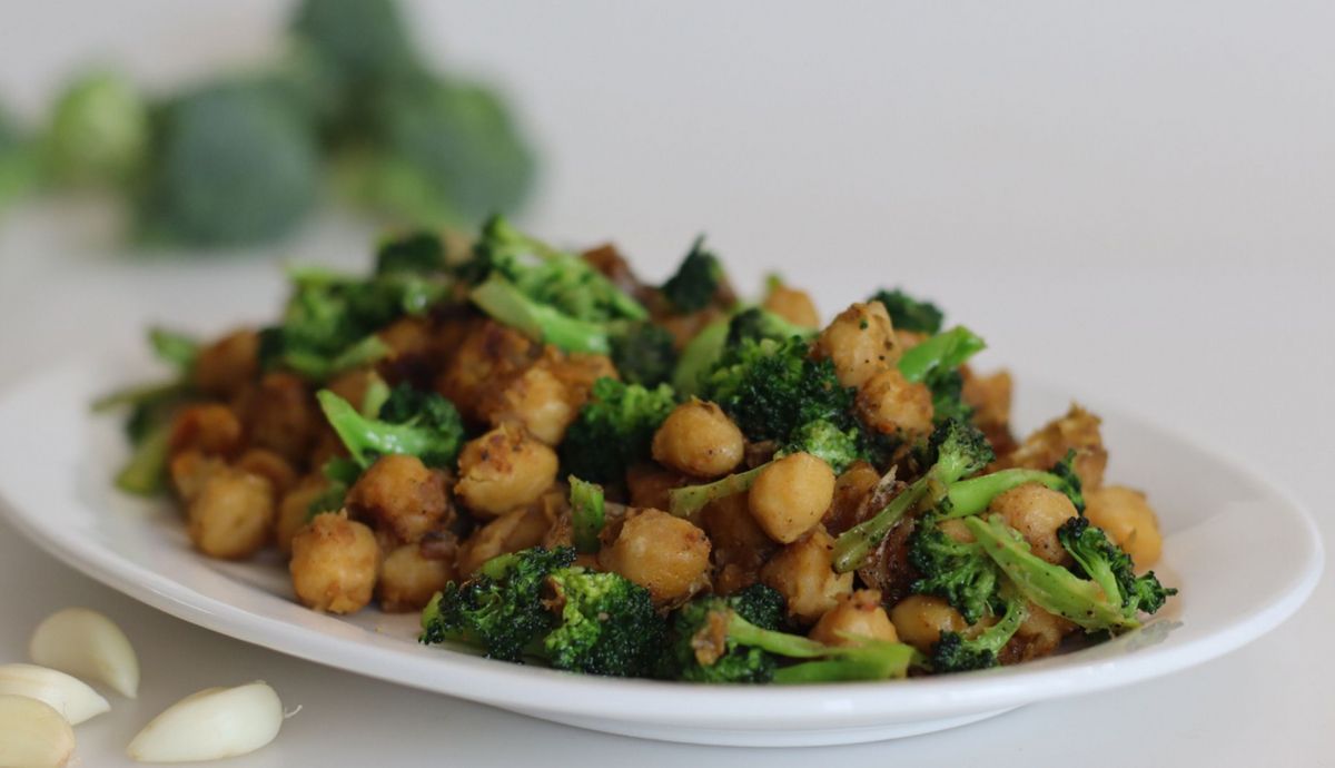 Receta de ensalada templada de brócoli, garbanzos y tahini Receta de ensalada templada de brócoli, garbanzos y tahini