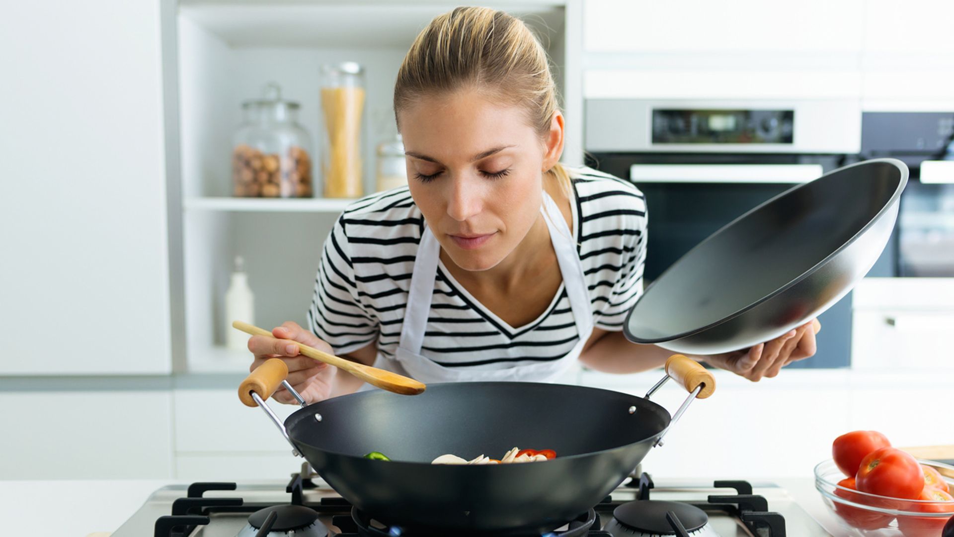 Oler la comida antes puede ser la clave para comer menos