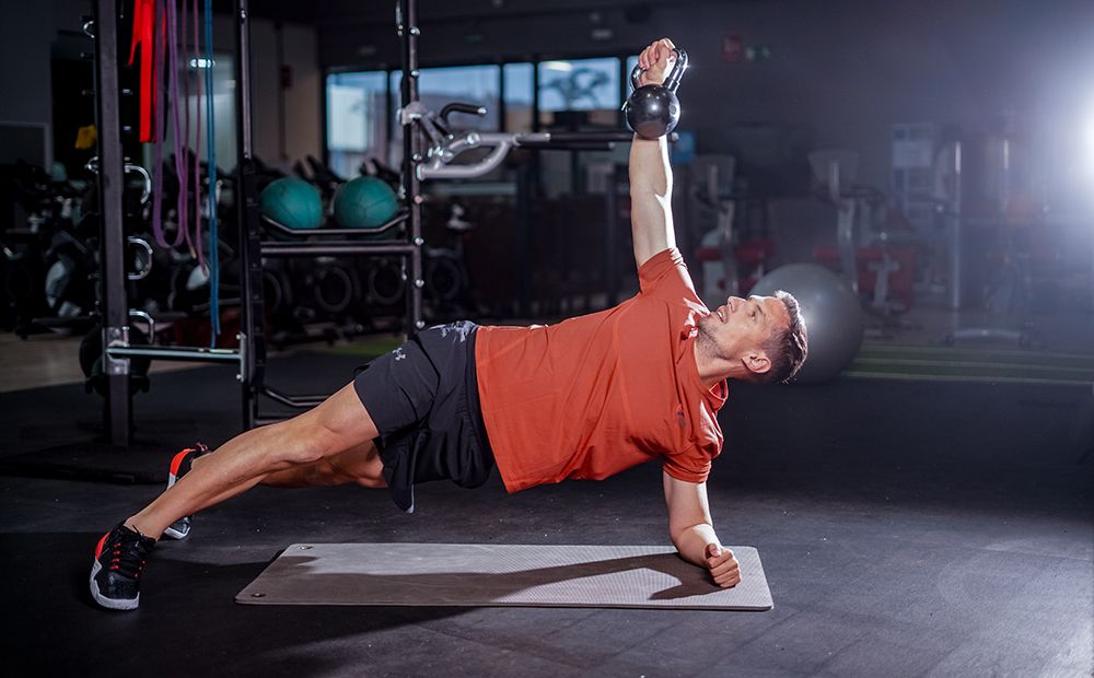 Plancha con rotación y kettlebell Plancha con rotación y kettlebell
