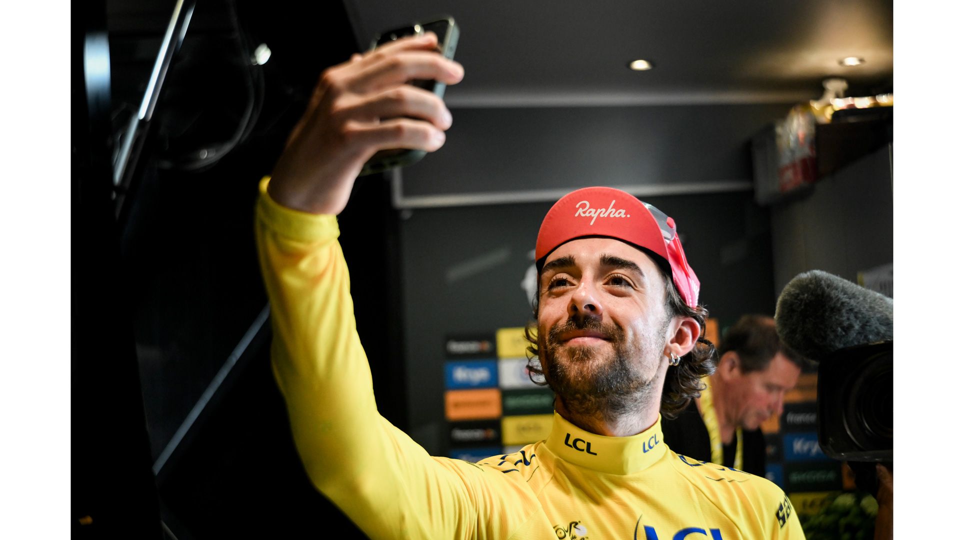 Ben Healy tomándose un selfie tras vestirse de amarillo. (Foto: ASO / Billy Ceusters)