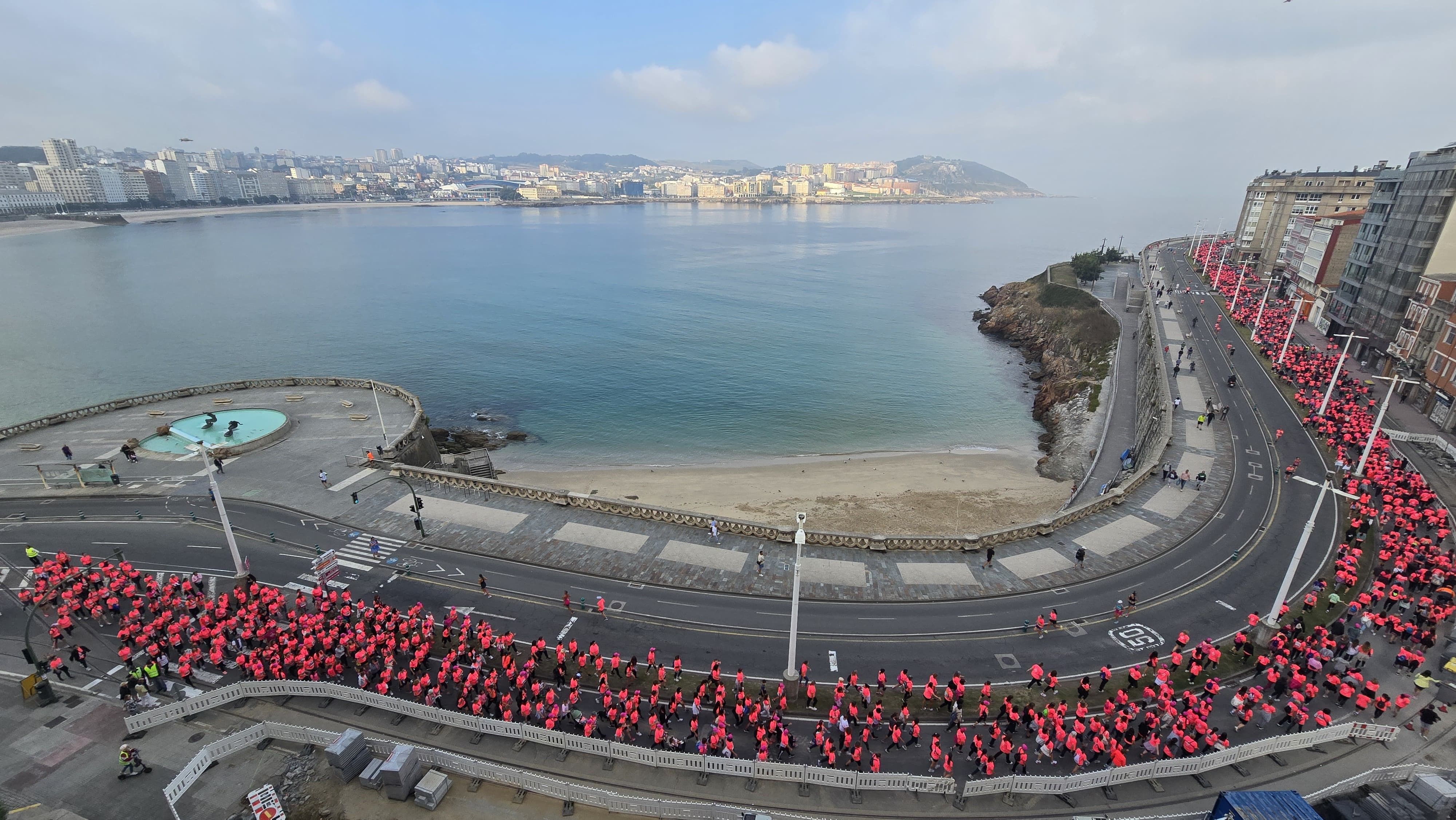 Espectacular imagen de la Carrera de la Mujer Central Lechera Asturiana de A Coruña