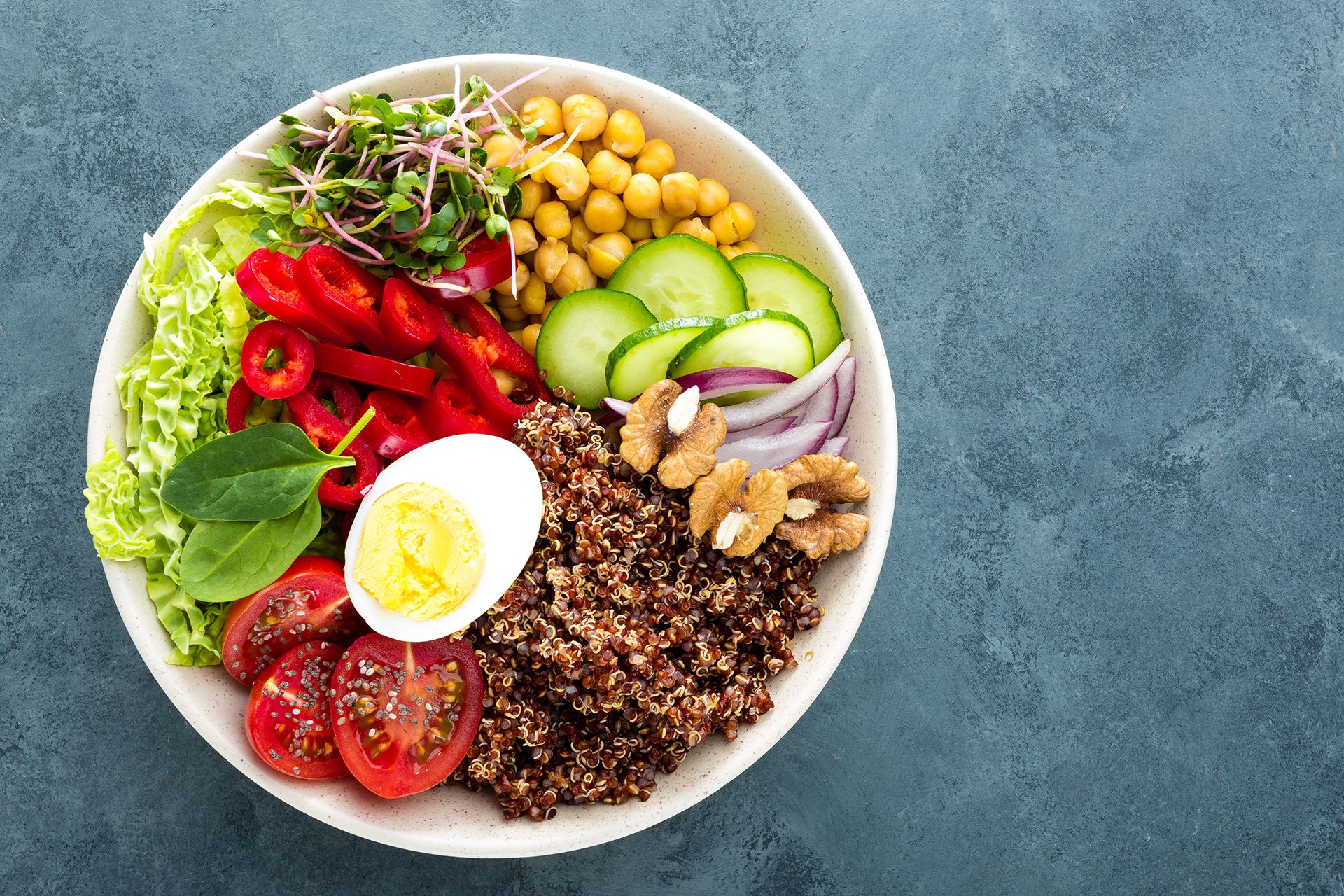 Receta de ensalada de garbanzos con quinoa y huevo