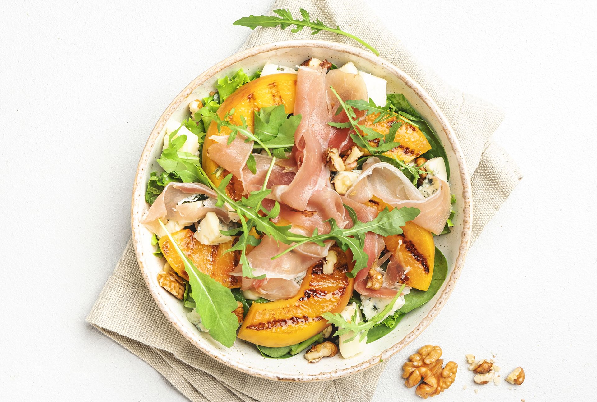 Receta de ensalada melocotón a la parrilla, jamón, queso fresco, nueces y rúcula