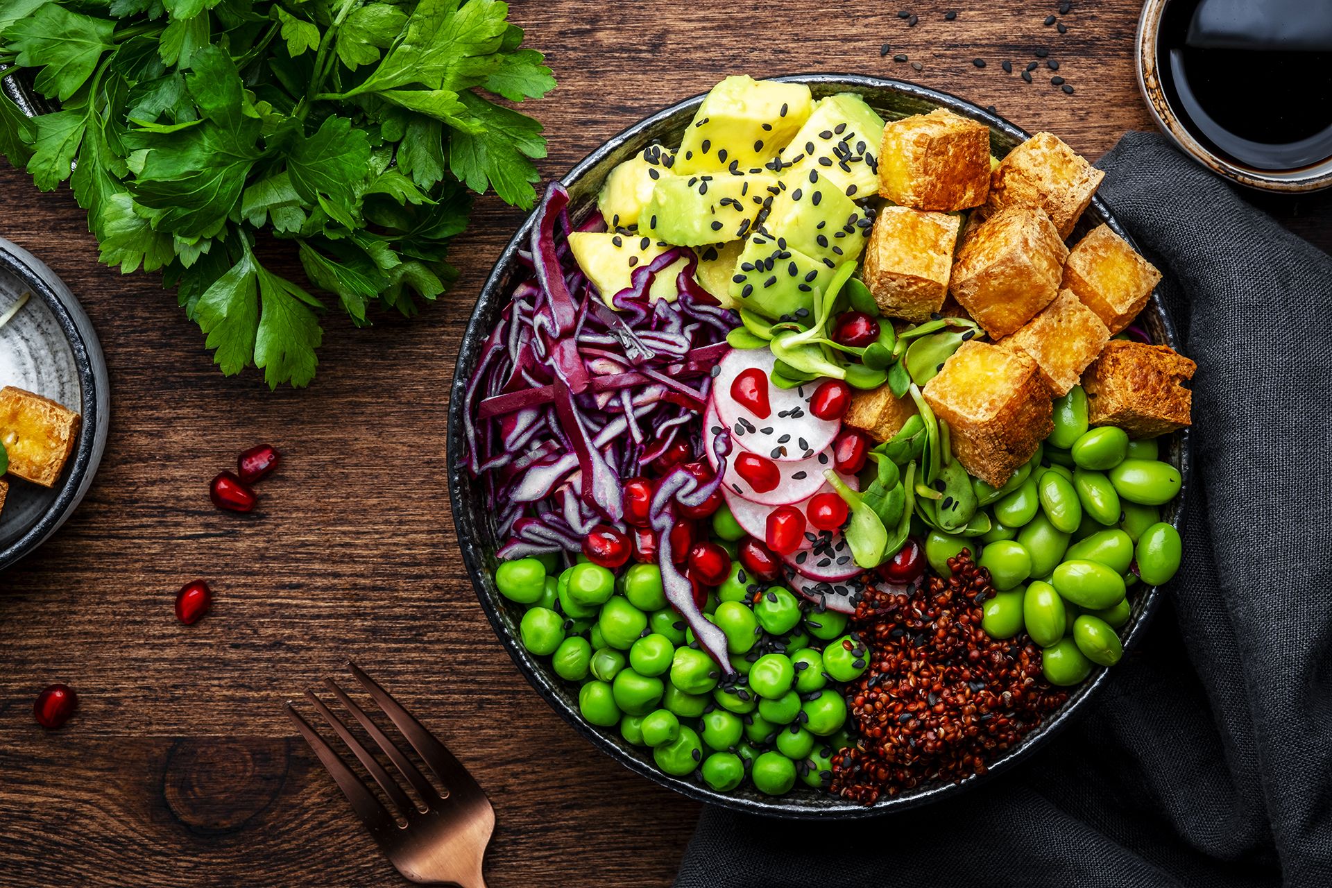 Buddha Bowl vegano de tofu, quinoa, verduras y legumbres