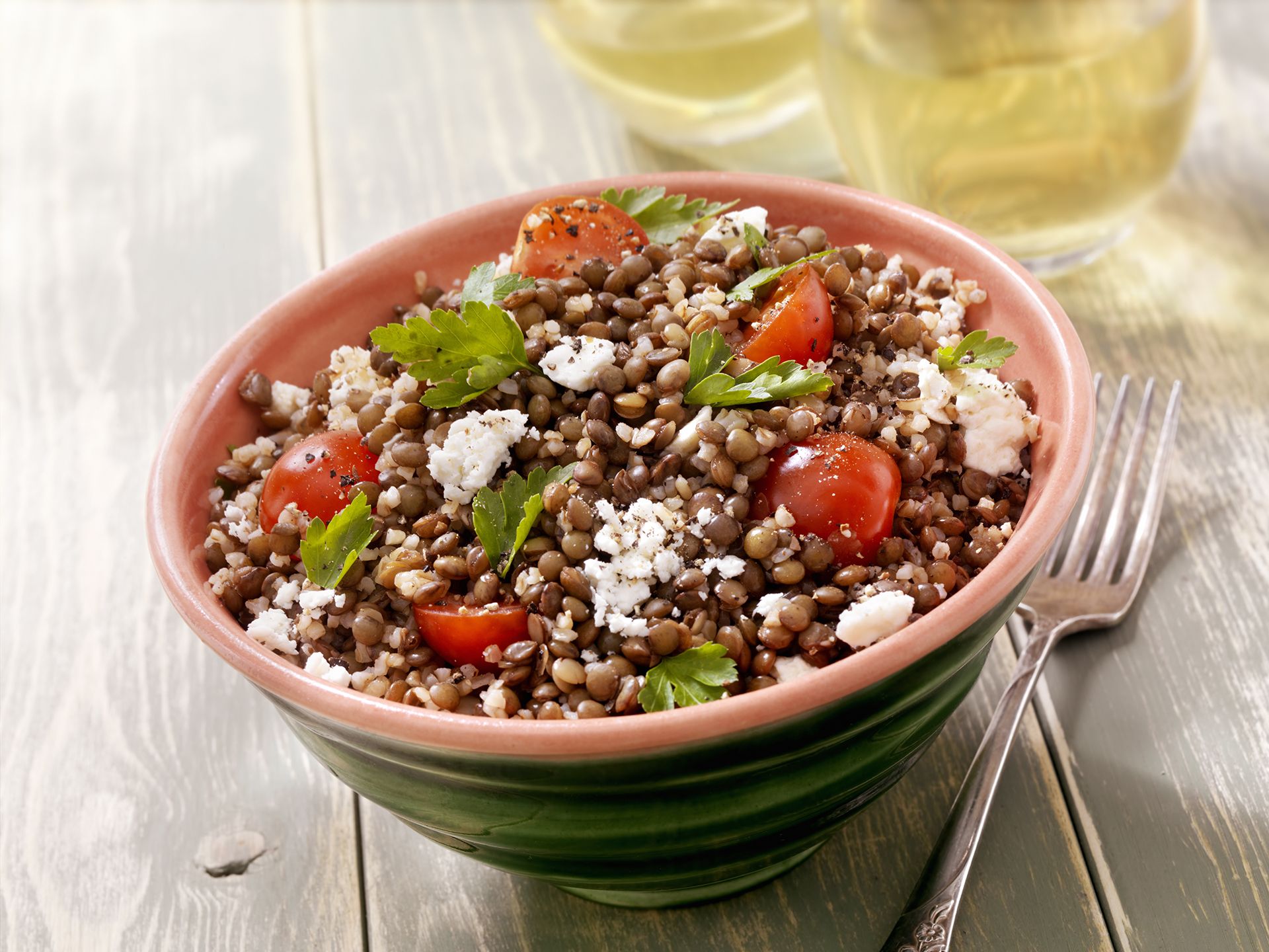 Ensalada de lentejas y bulgur con tomate y requesón