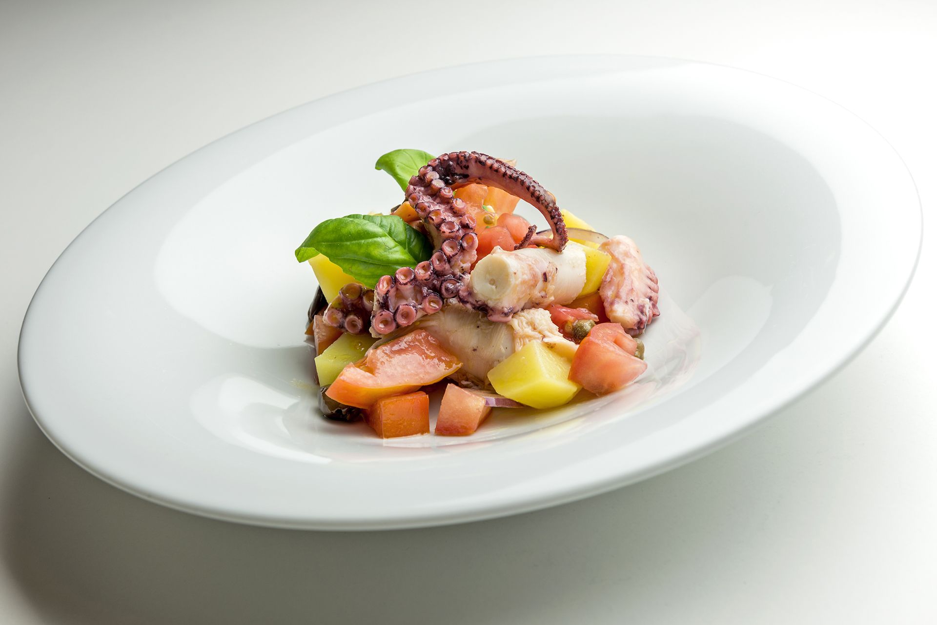 Receta de ensalada de pulpo con tomate a la albahaca