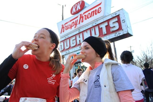 Participantes comiendo donuts en el avituallamiento del Krispy Kreme Challenge