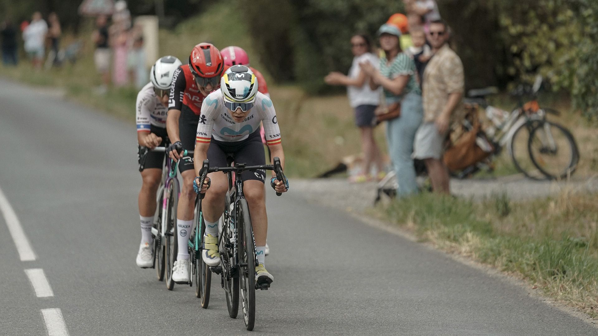 Tour femenino 2025: Sara Martin (MOVISTAR TEAM) con guantes y Catalina Soto (LABORAL KUTXA-FUNDACION EUSKADI) sin ellos. Foto: A.S.O./Thomas Maheux